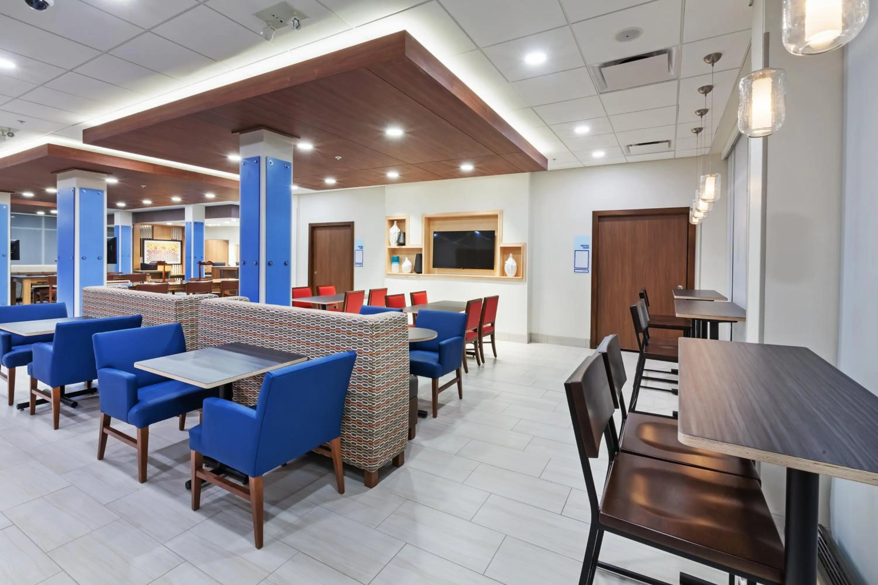 Breakfast in Holiday Inn Express & Suites - Lenexa - Overland Park Area by IHG