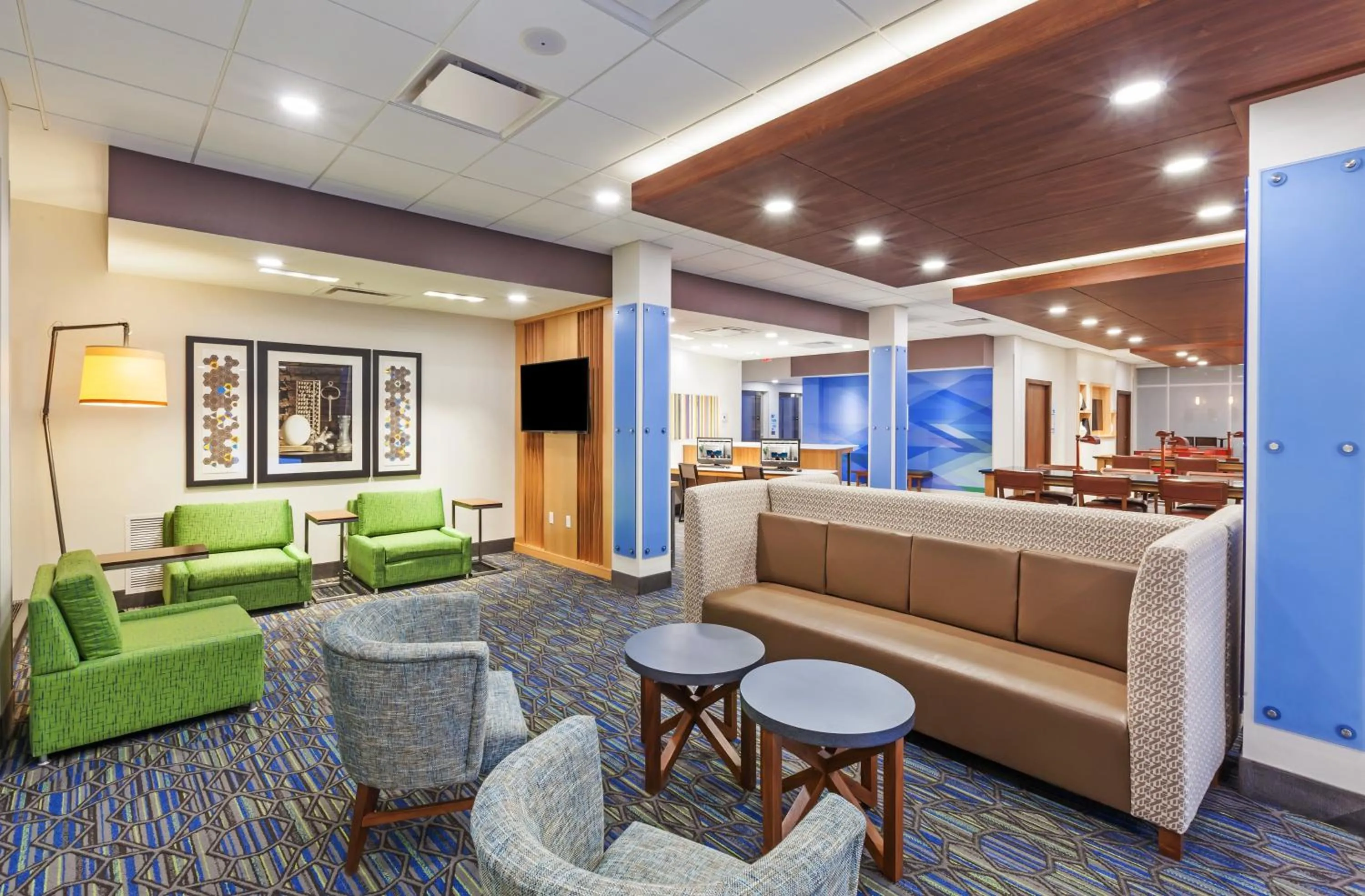 Property building in Holiday Inn Express & Suites - Lenexa - Overland Park Area by IHG