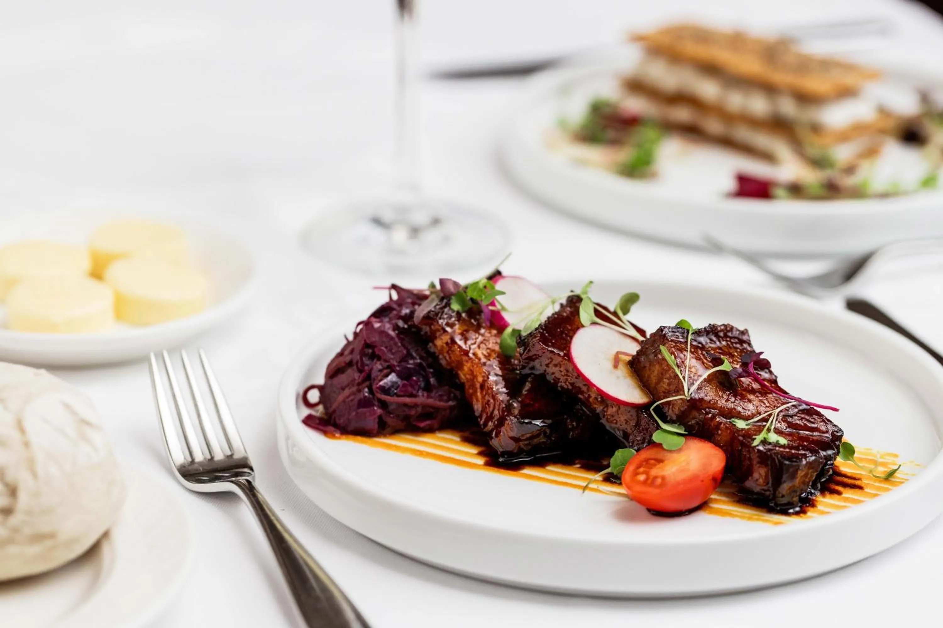 Restaurant/places to eat in Pomme d'Or Hotel