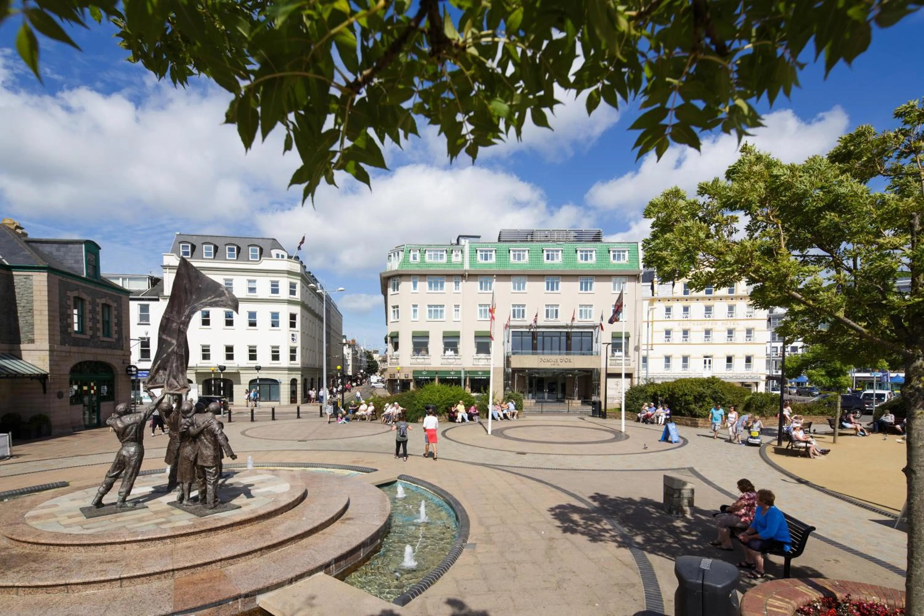 Restaurant/places to eat in Pomme d'Or Hotel