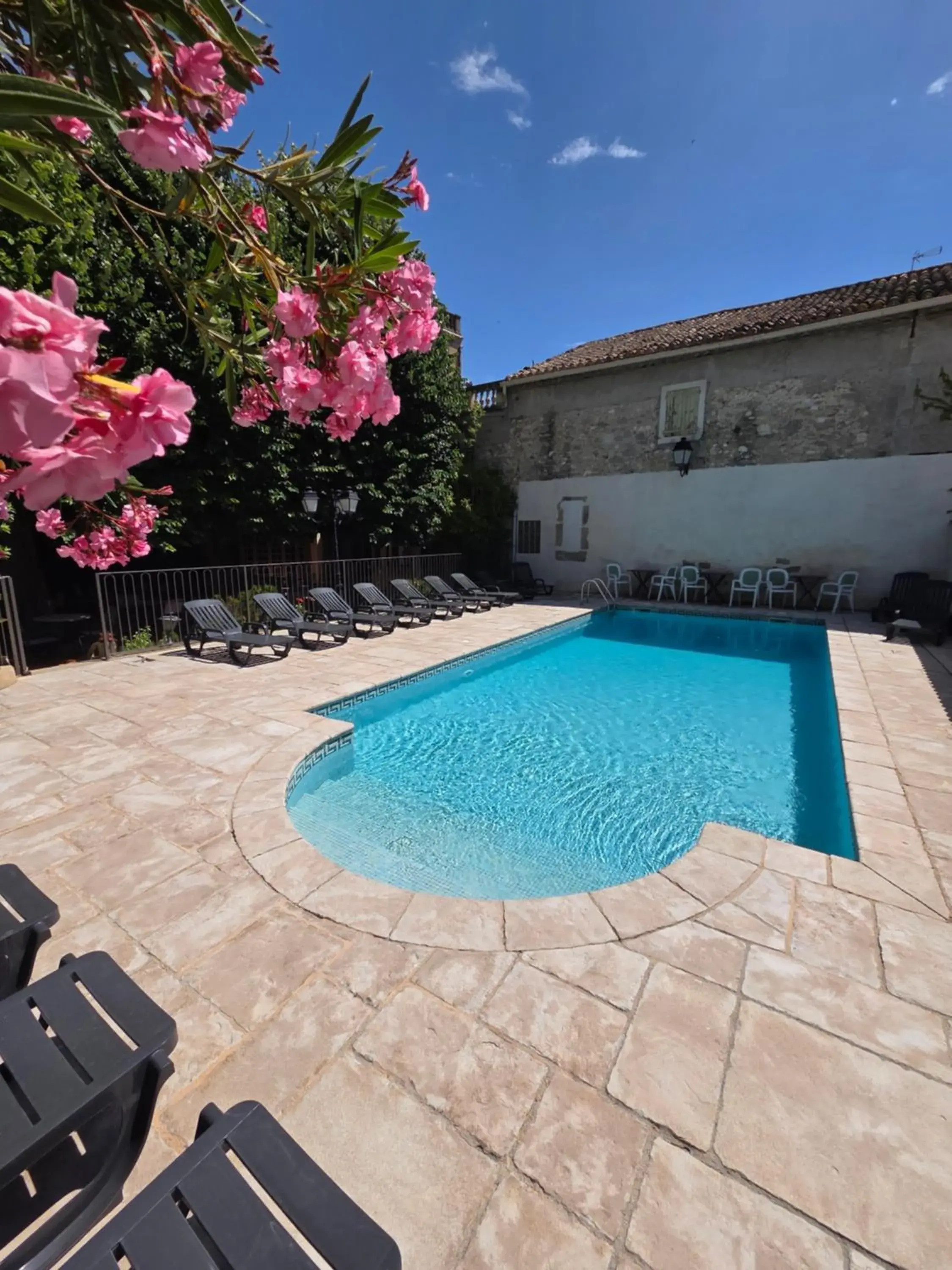 Pool view in Logis Hôtel Restaurant Résidence Pool view in Logis Hôtel Restaurant Résidence