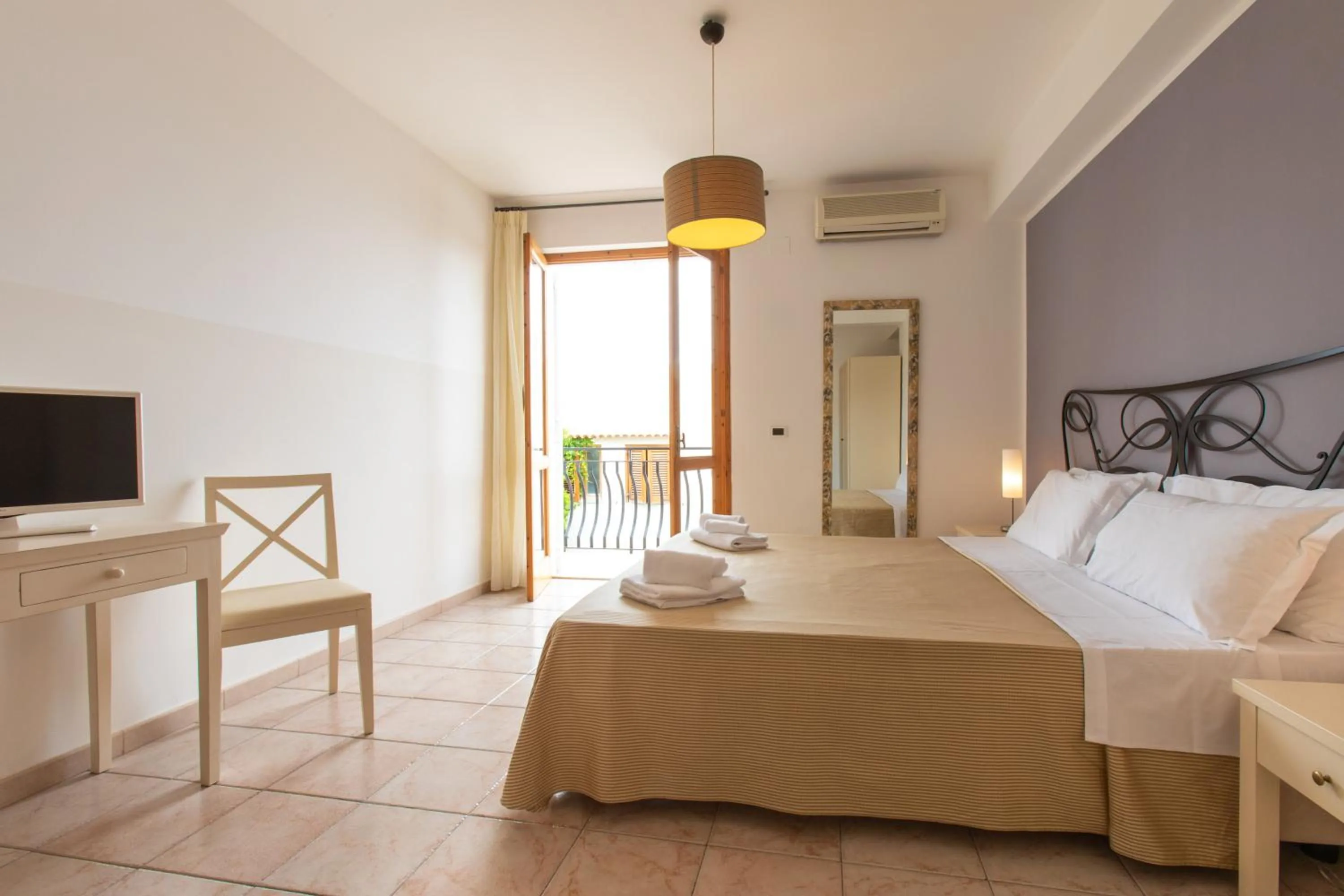 Bedroom, Bed in Hotel Amarea - Aeolian Charme