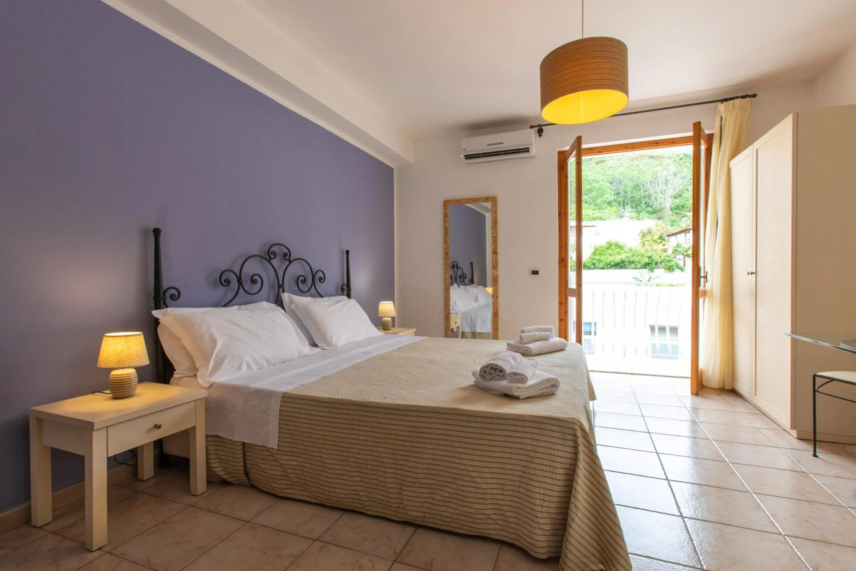 Bedroom, Bed in Hotel Amarea - Aeolian Charme