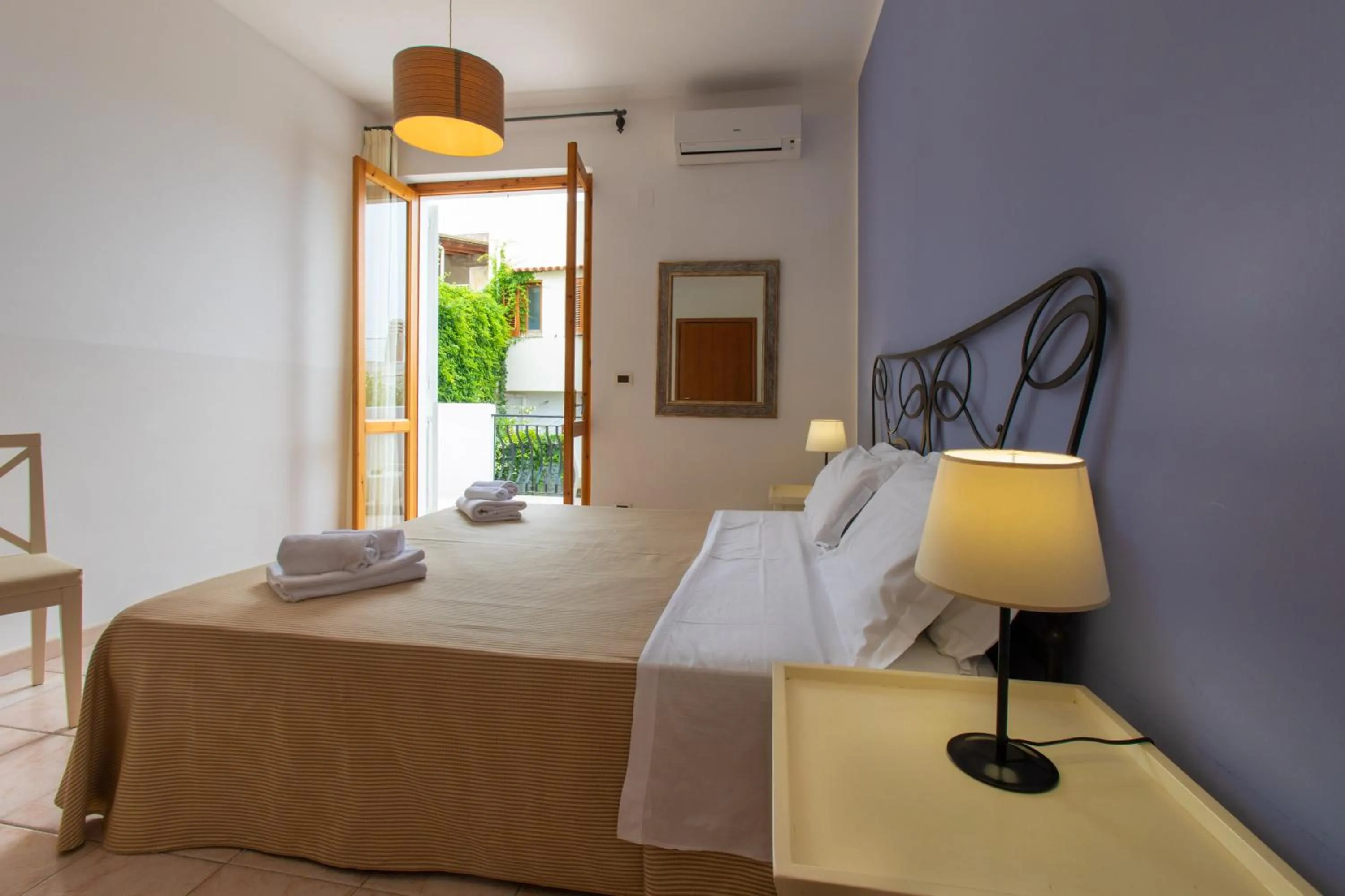 Bedroom, Bed in Hotel Amarea - Aeolian Charme