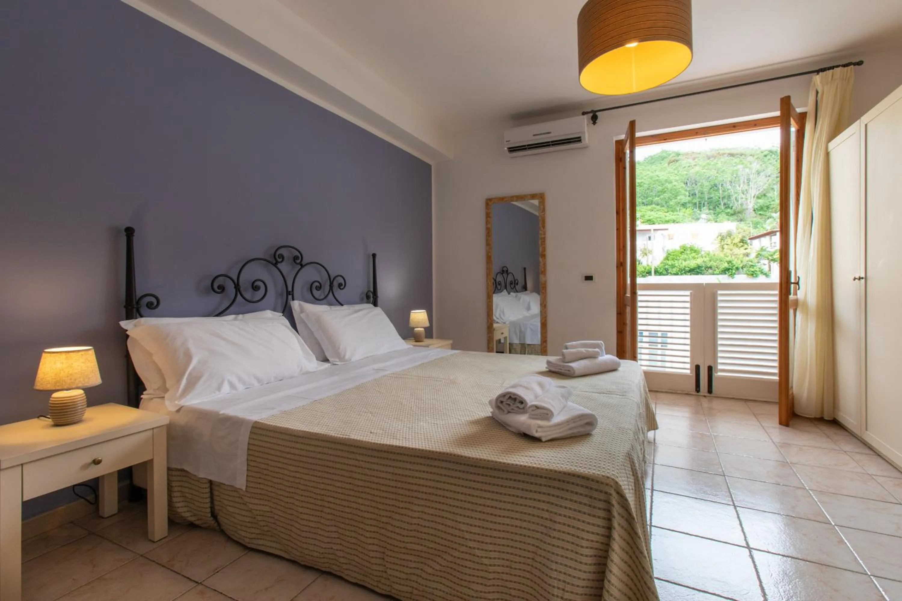 Bedroom, Bed in Hotel Amarea - Aeolian Charme