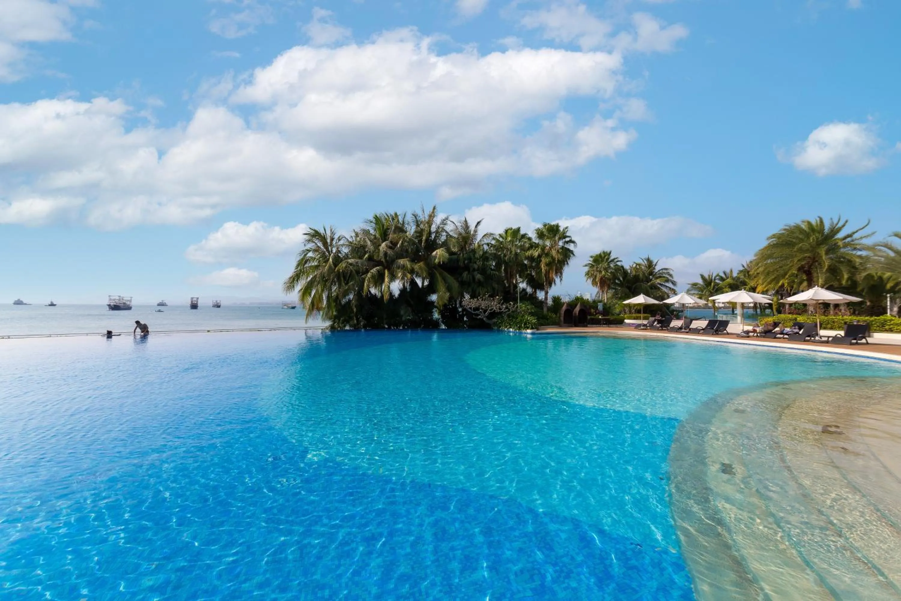 Swimming pool in Sanya Phoenix Island Yuejia flat