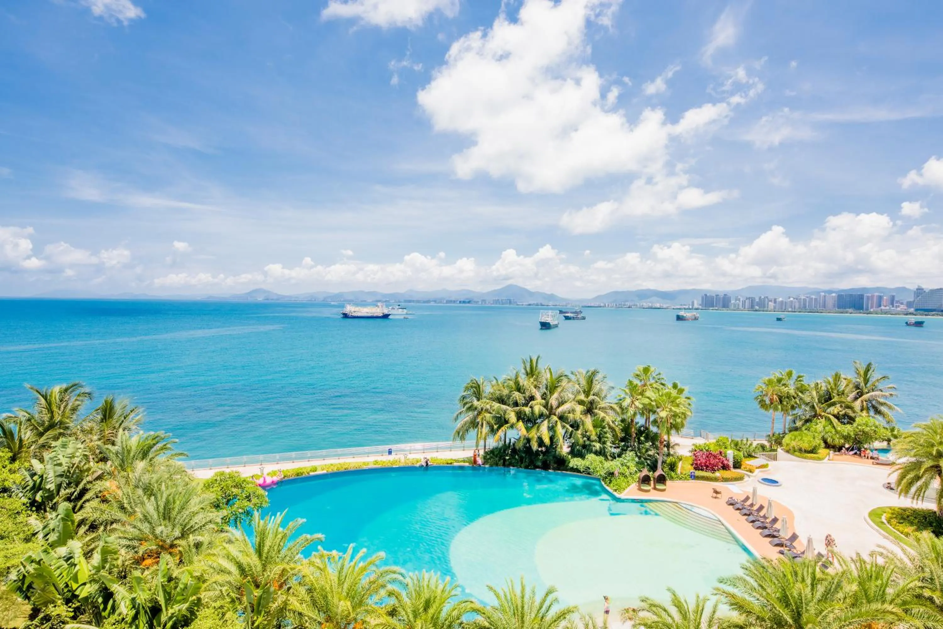 Swimming pool in Sanya Phoenix Island Yuejia flat