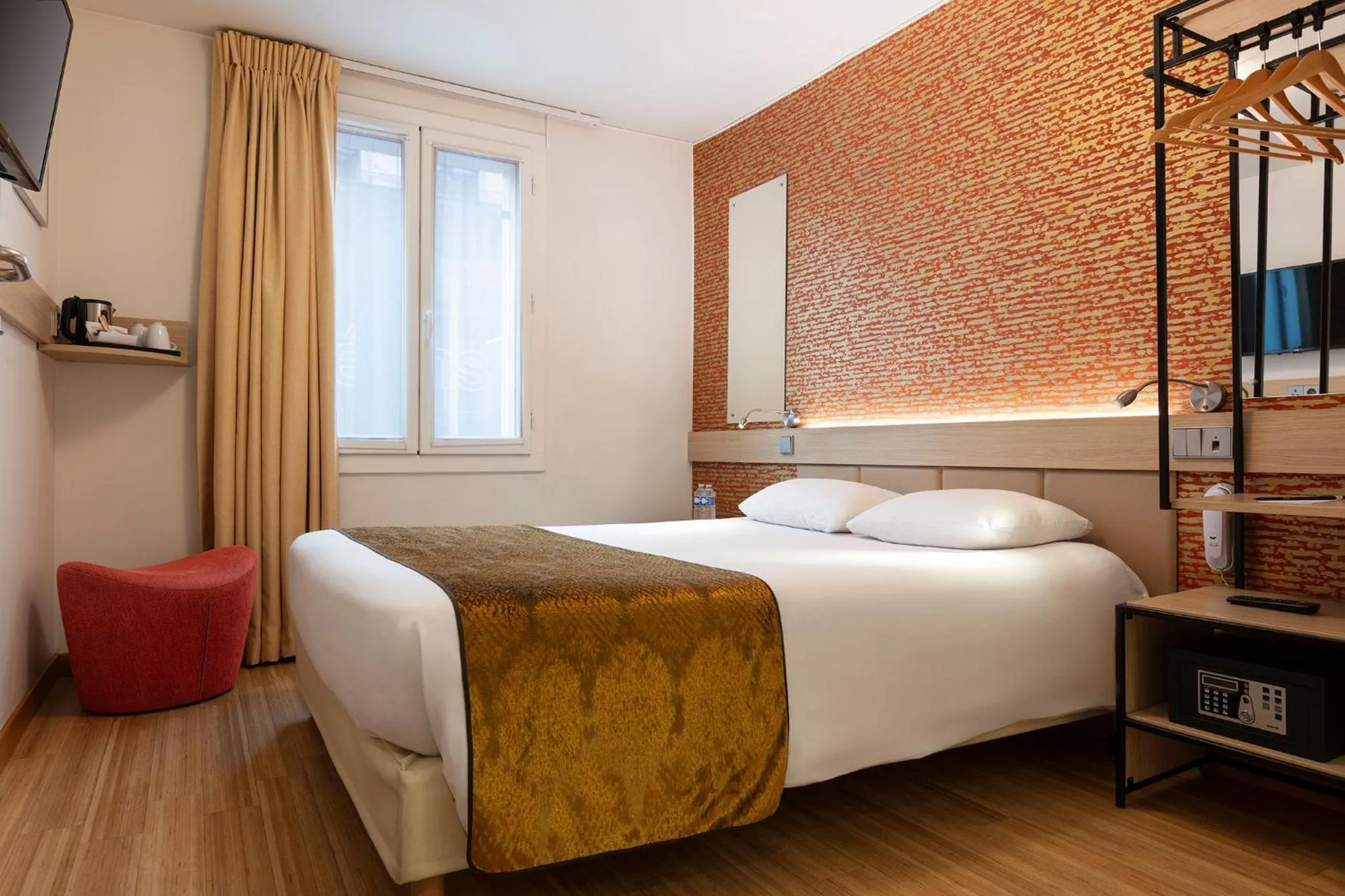 Bedroom, Bed in Hôtel Hor Les Lumières