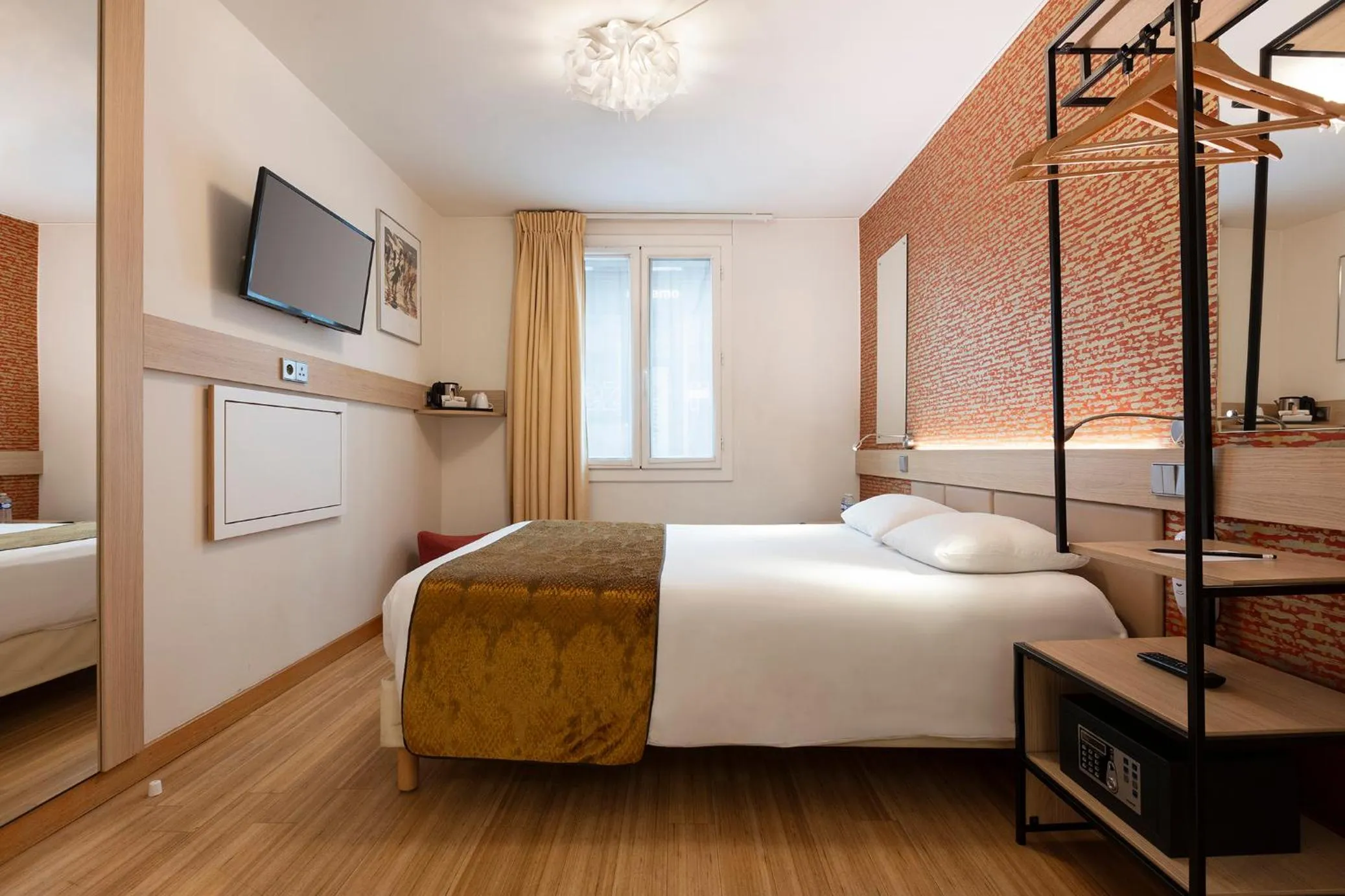 Bedroom, Bed in Hôtel Hor Les Lumières