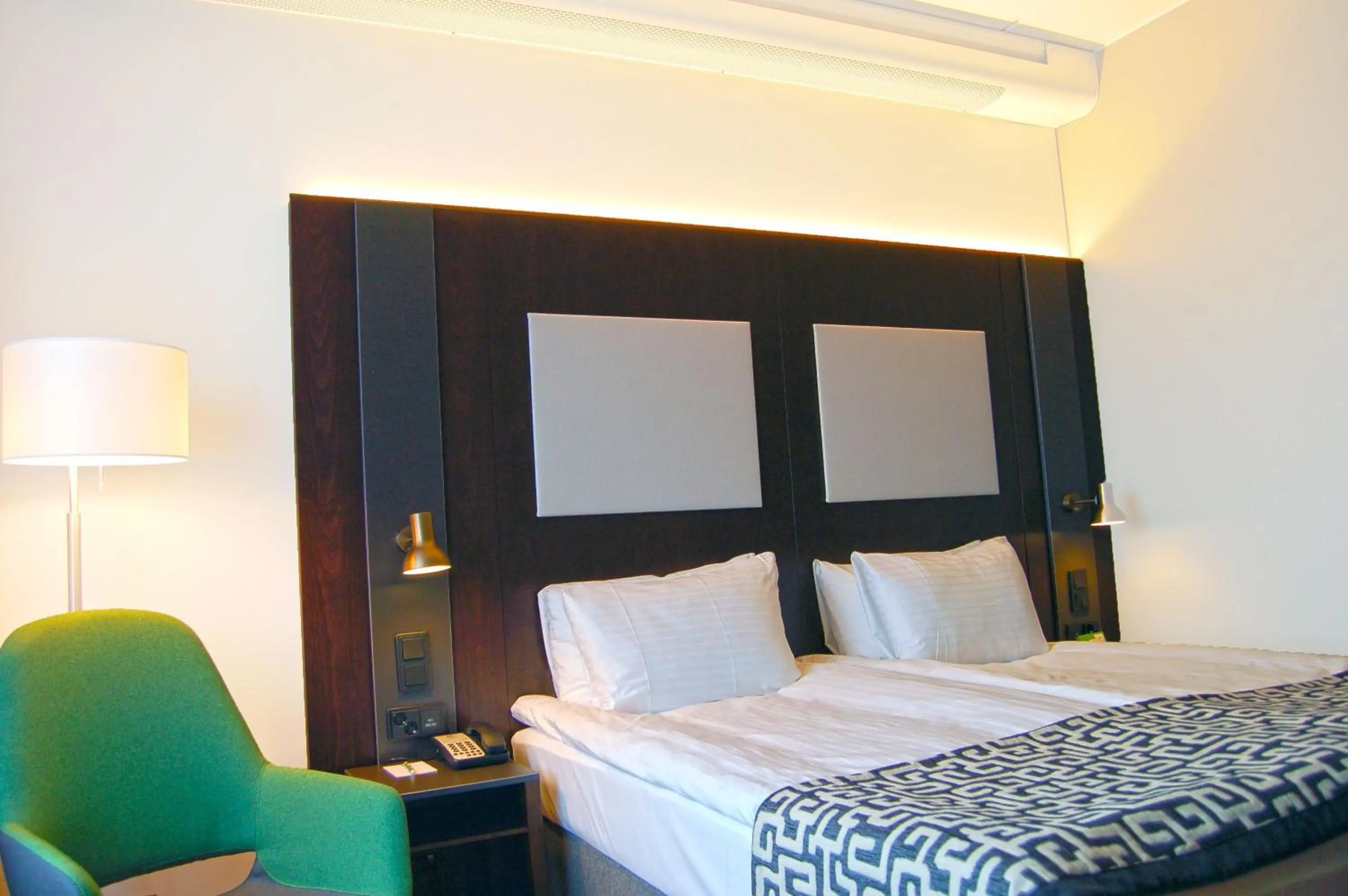 Photo of the whole room, Bed in Holiday Inn Helsinki West - Ruoholahti by IHG