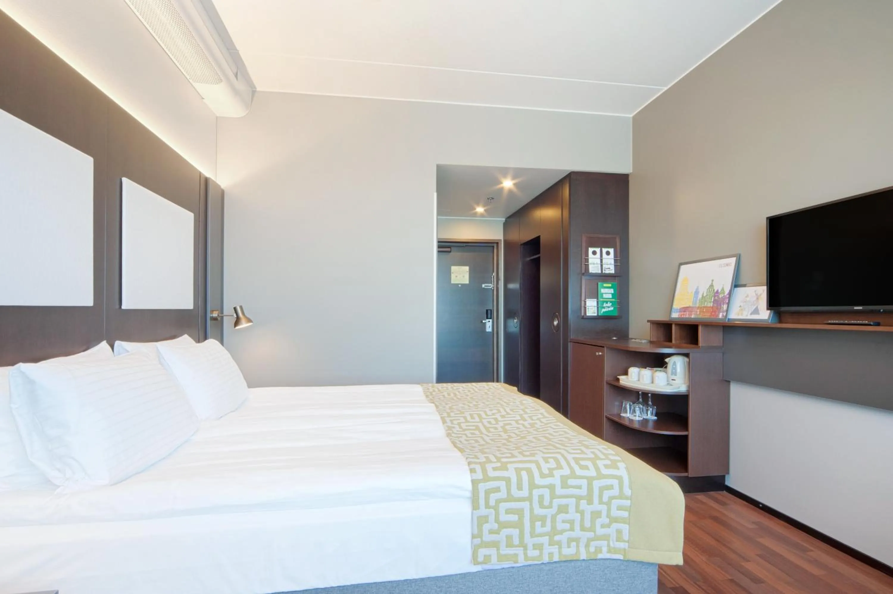 Photo of the whole room, Bed in Holiday Inn Helsinki West - Ruoholahti by IHG