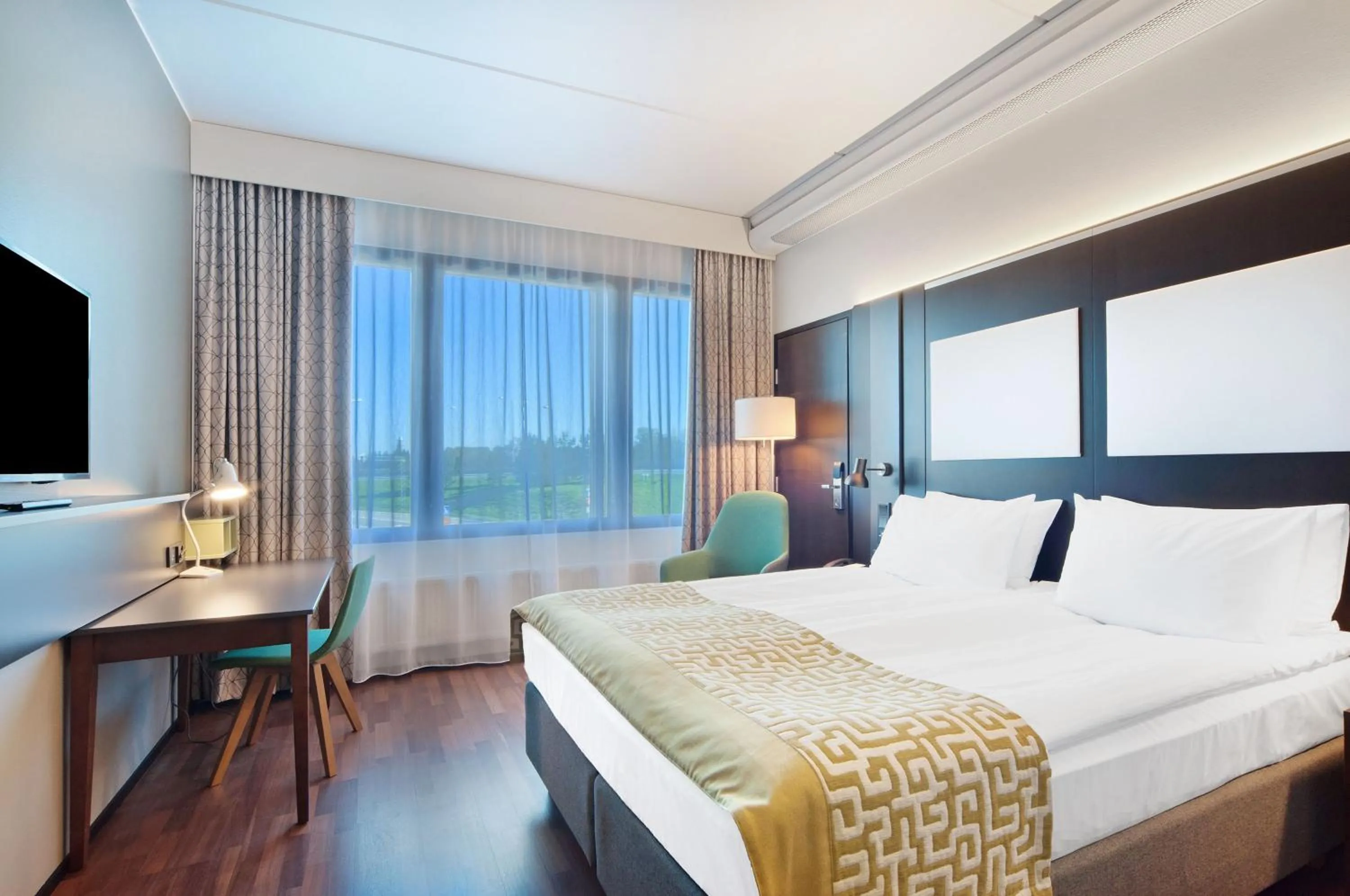 Photo of the whole room, Bed in Holiday Inn Helsinki West - Ruoholahti by IHG