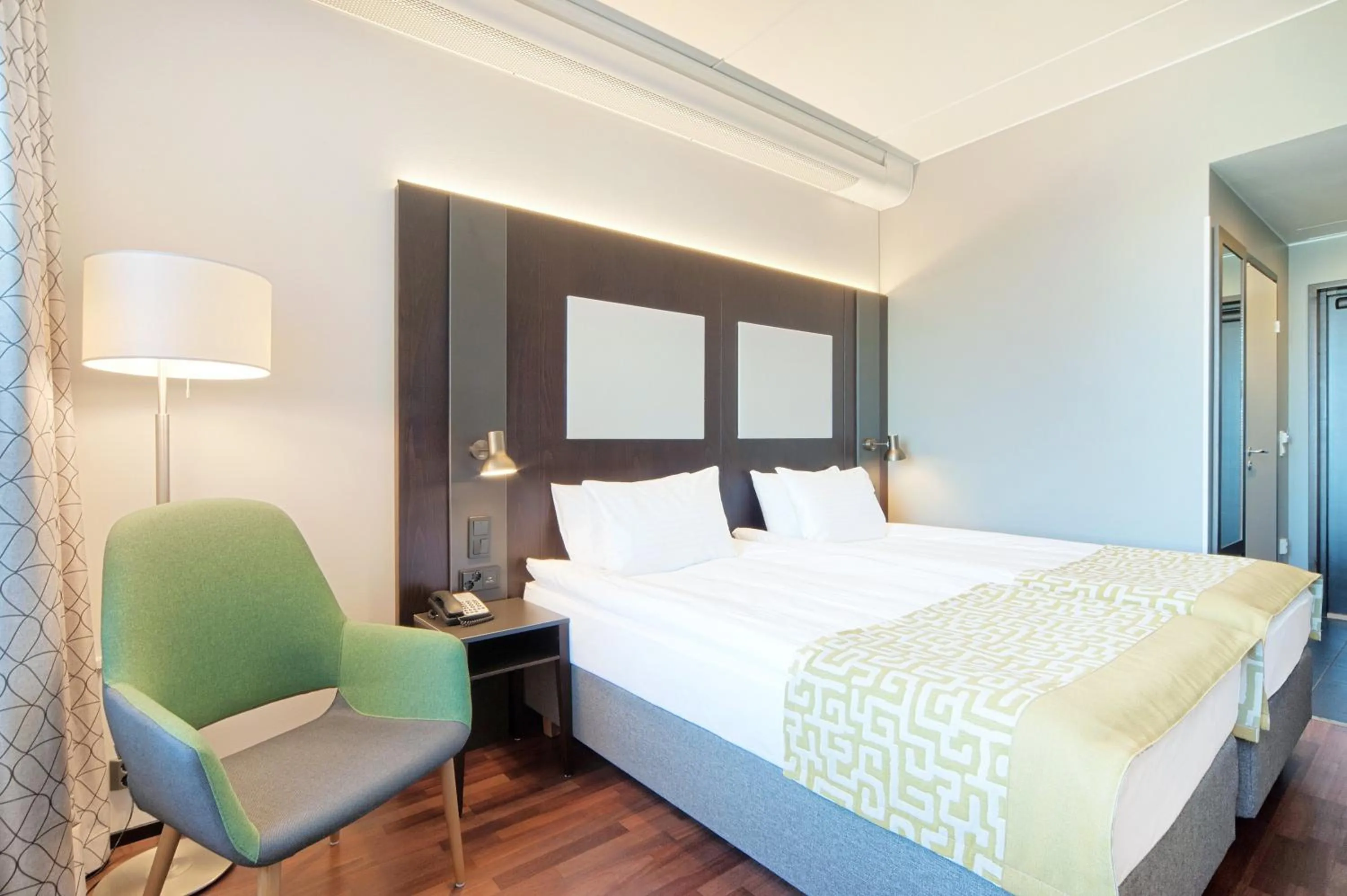 Photo of the whole room, Bed in Holiday Inn Helsinki West - Ruoholahti by IHG
