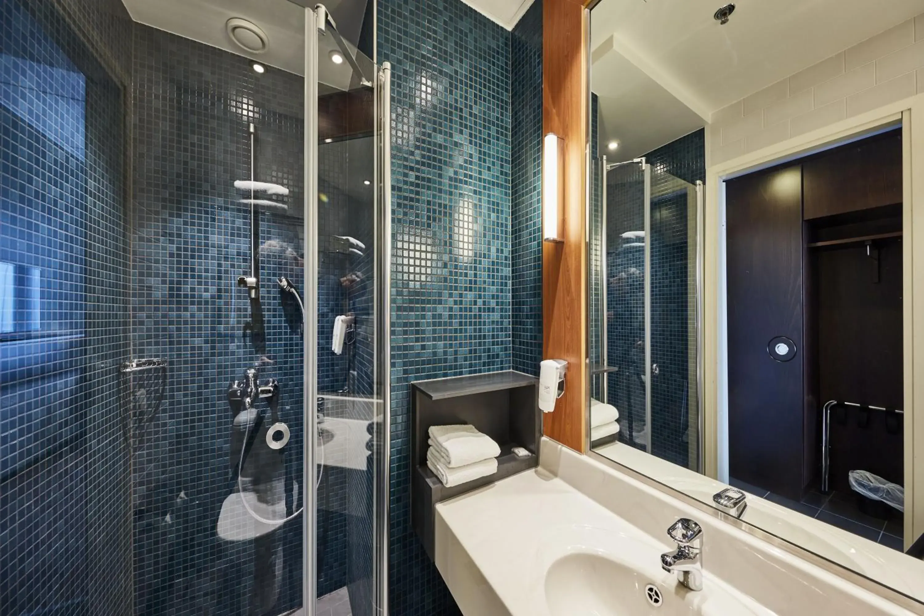 Bathroom in Holiday Inn Helsinki West - Ruoholahti by IHG Bathroom in Holiday Inn Helsinki West - Ruoholahti by IHG