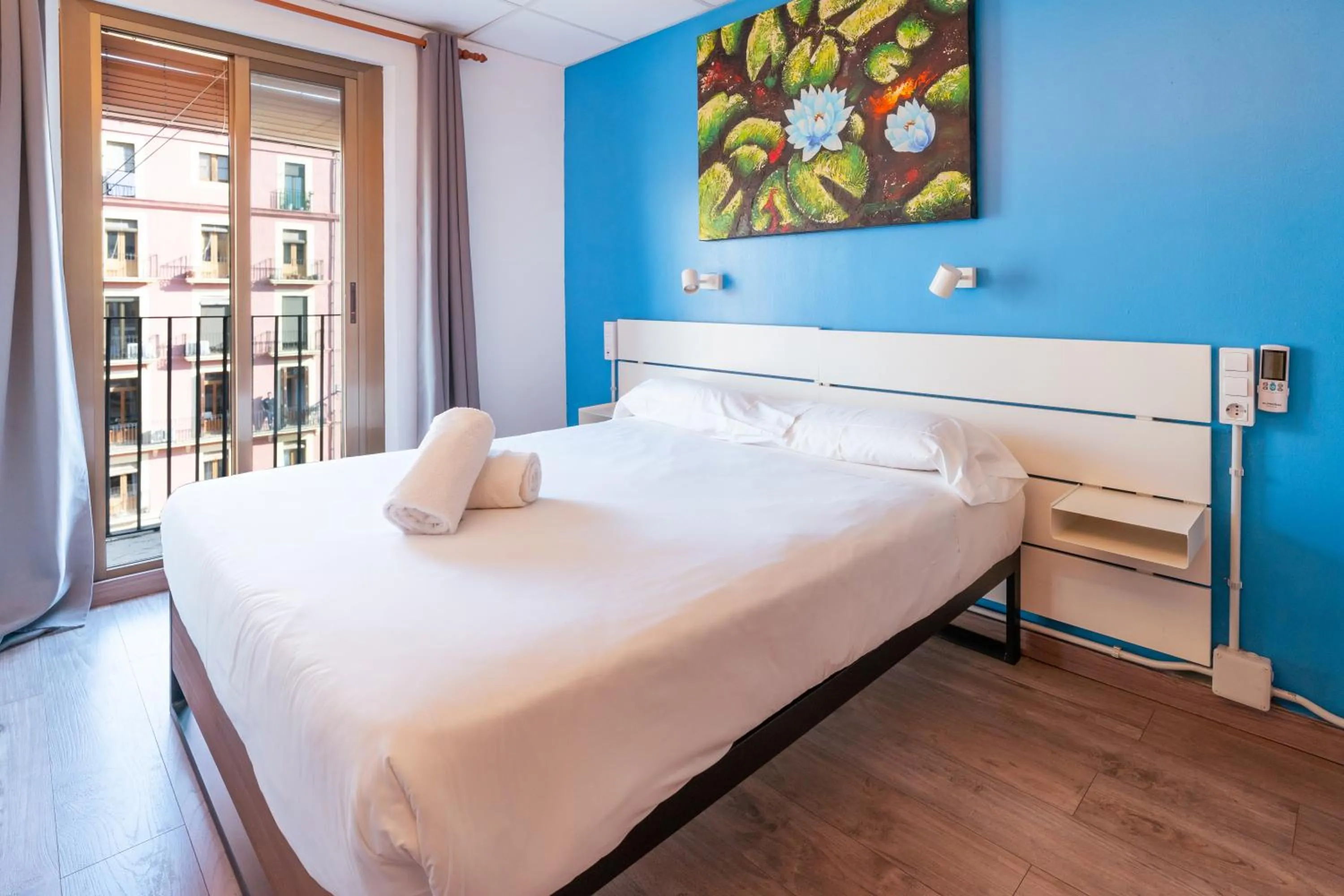 Photo of the whole room, Bed in Forum Tarragona