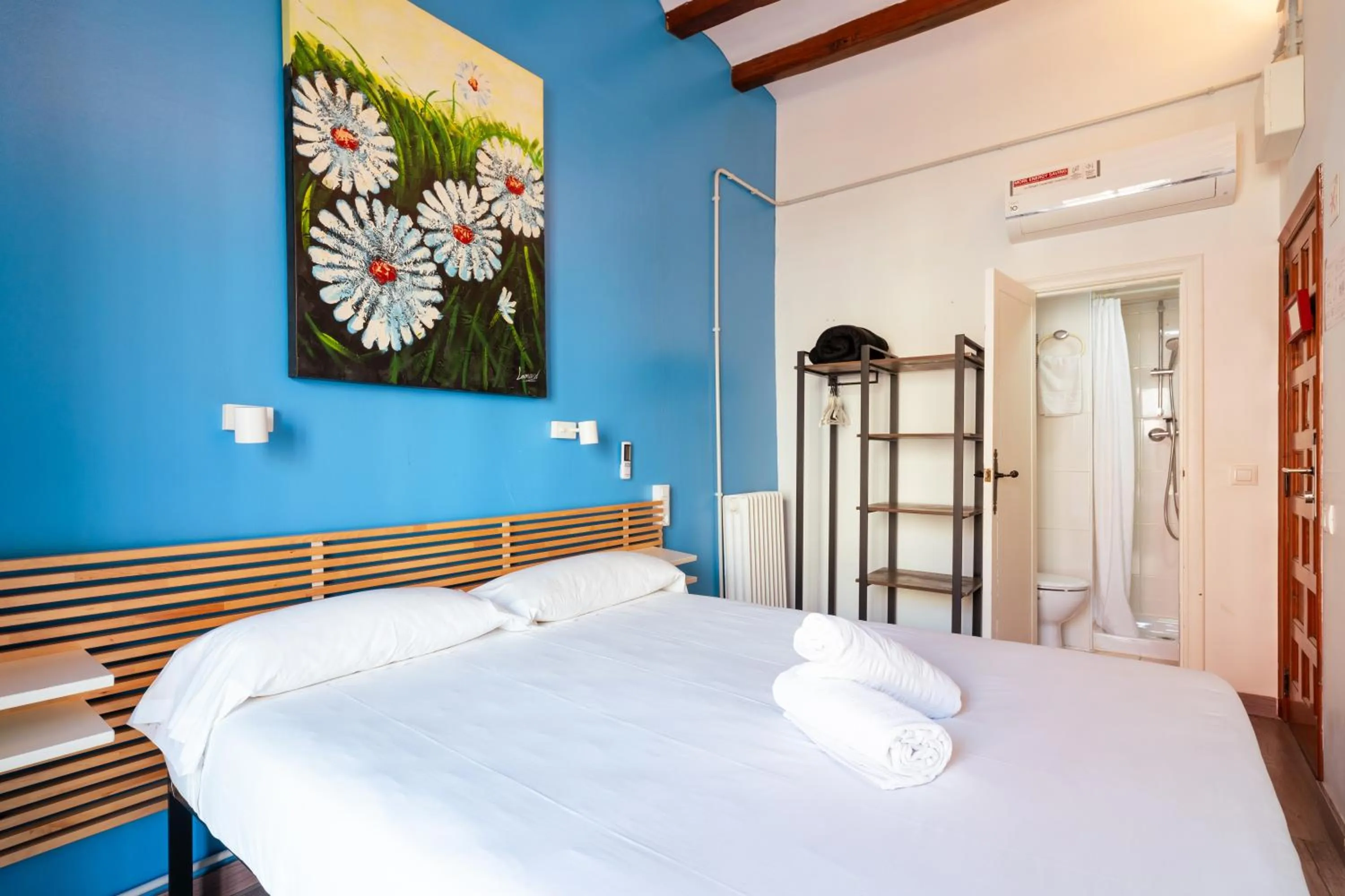 Photo of the whole room, Bed in Forum Tarragona