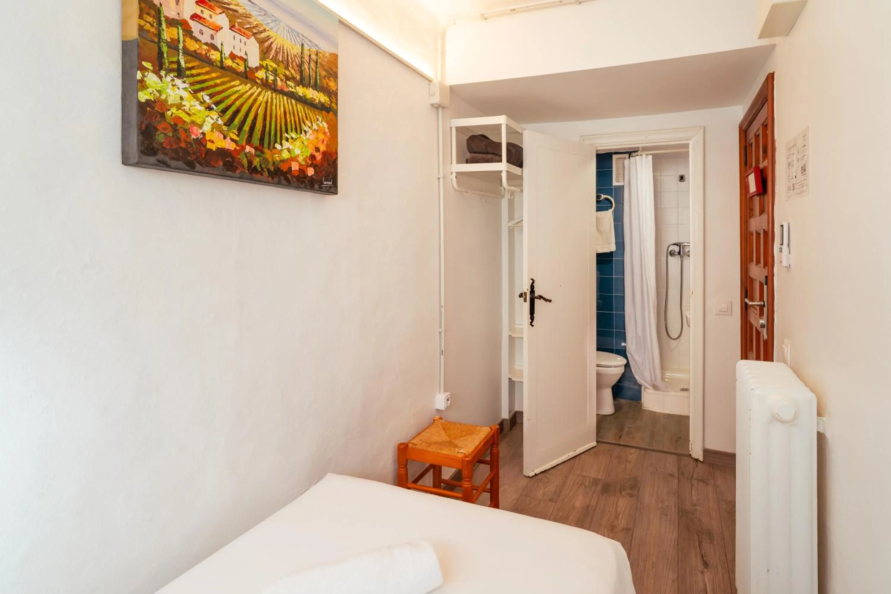 Shower, Bed in Forum Tarragona