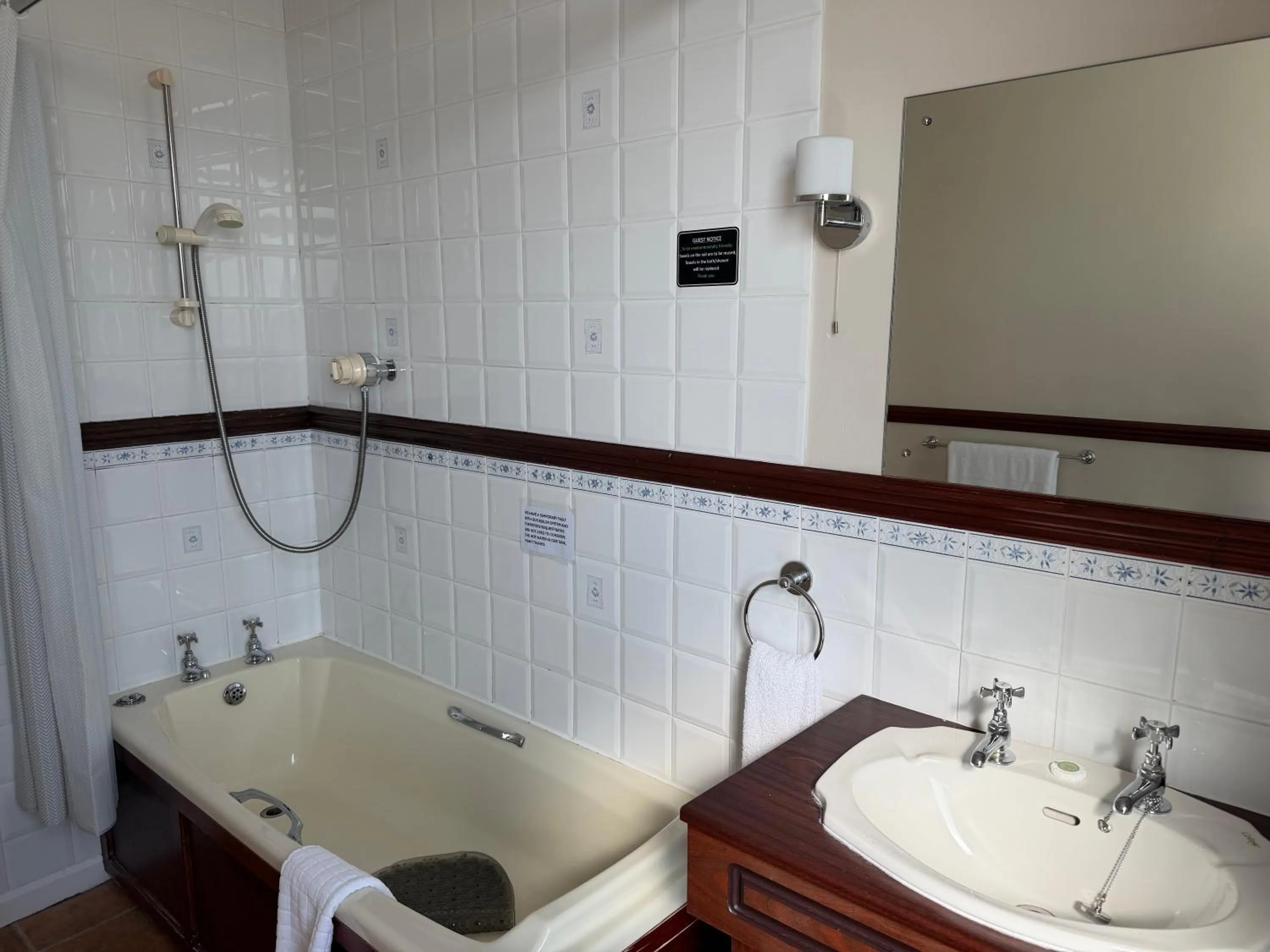 Bathroom in Porth Avallen Hotel