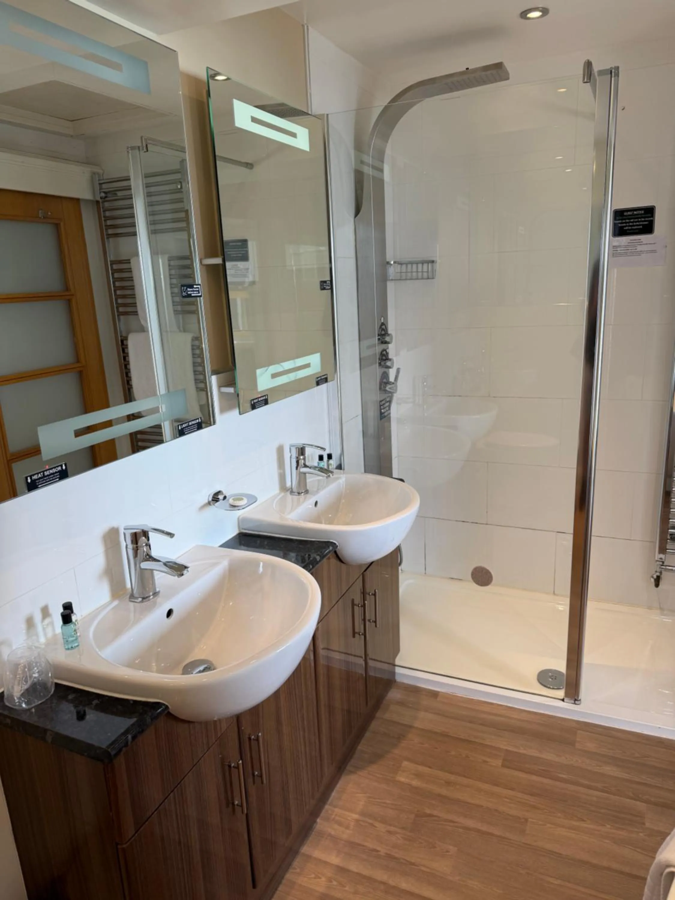 Bathroom in Porth Avallen Hotel