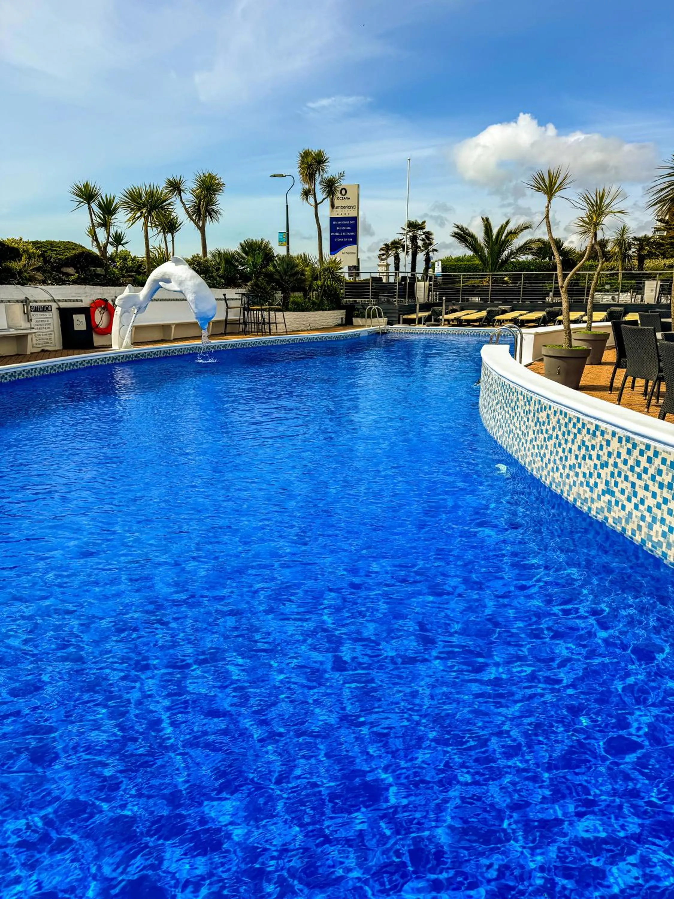 Swimming pool in Cumberland Hotel - OCEANA COLLECTION