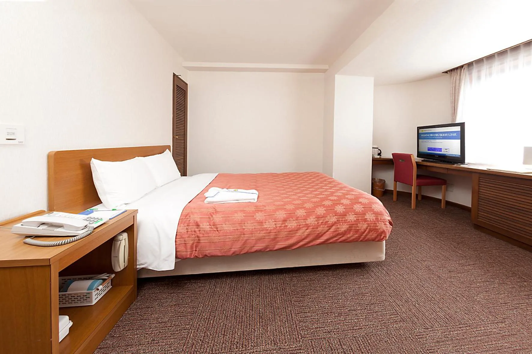 Photo of the whole room, Bed in Kumegawa Wing Hotel