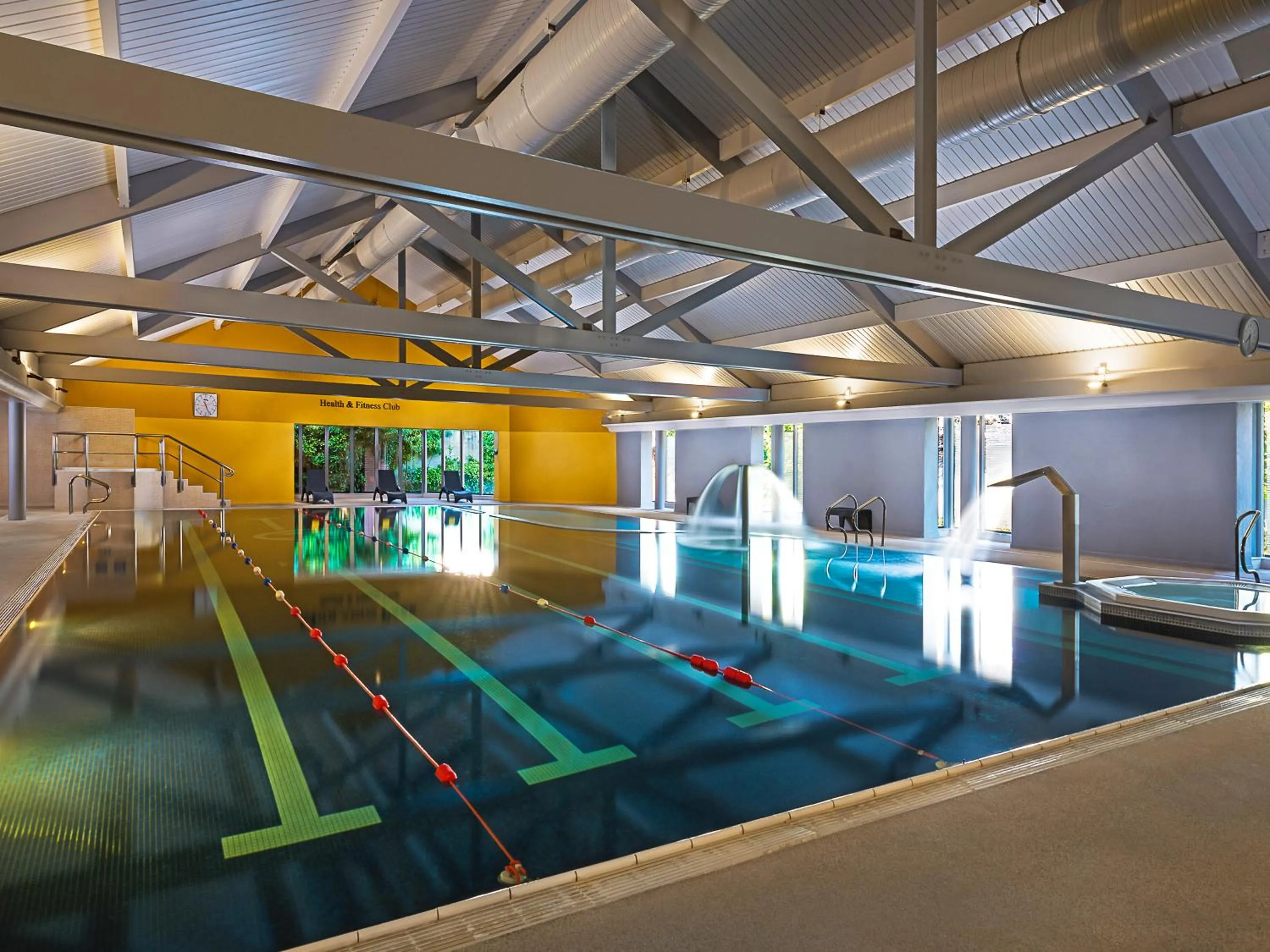 Swimming pool in Midlands Park Hotel
