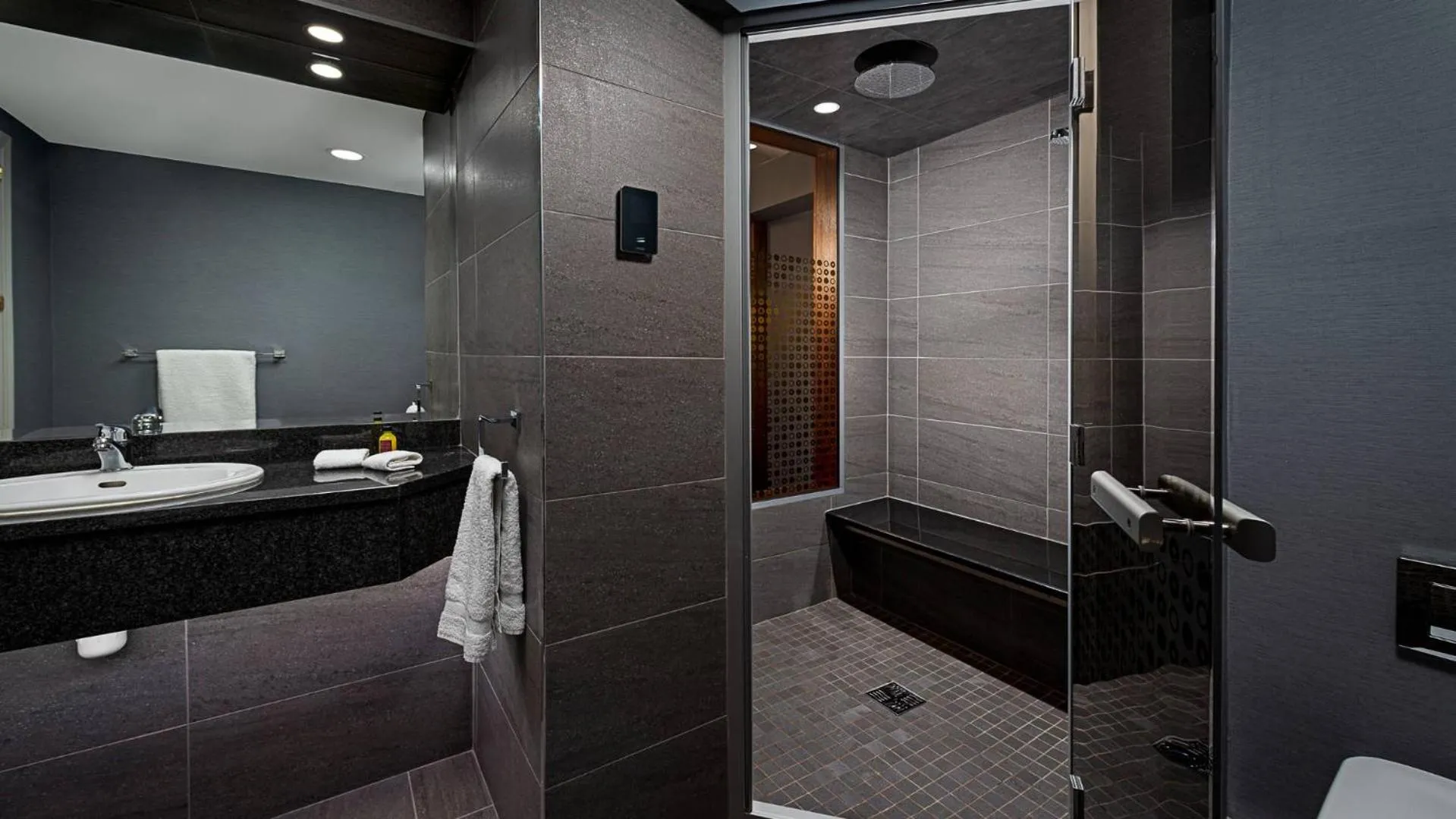 Bathroom in Midlands Park Hotel