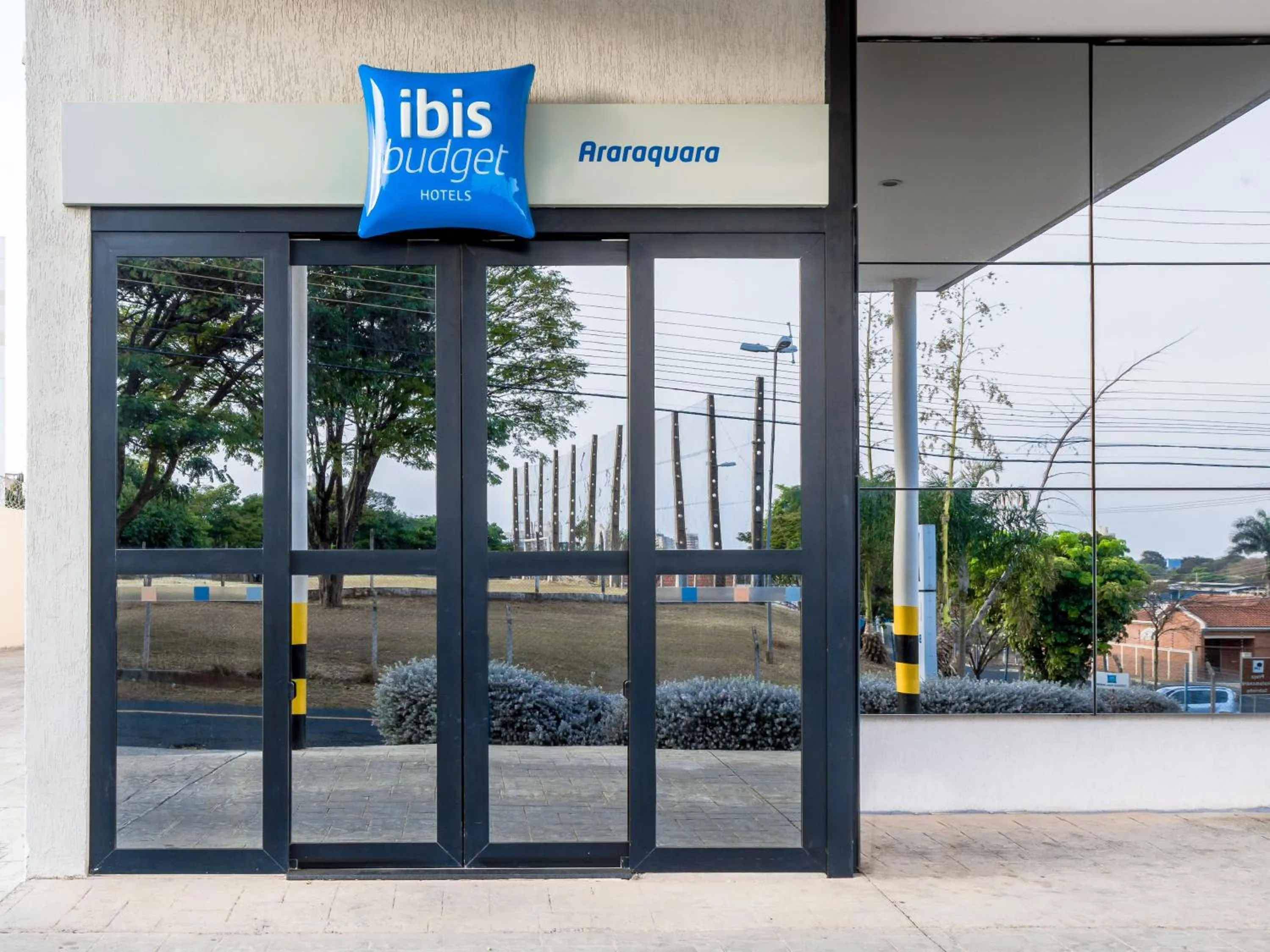 Facade/entrance in Ibis Budget Araraquara