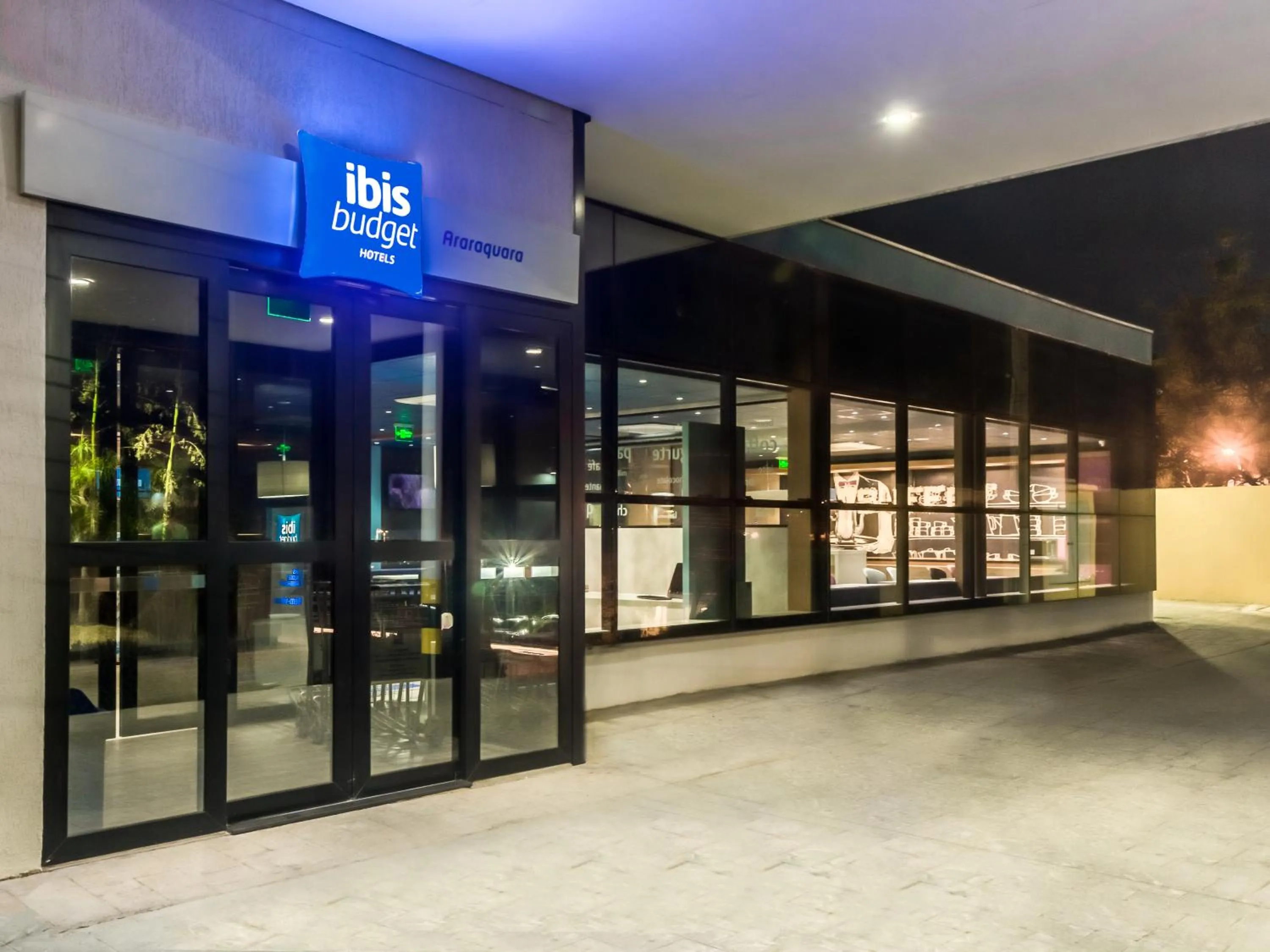 Facade/entrance in Ibis Budget Araraquara