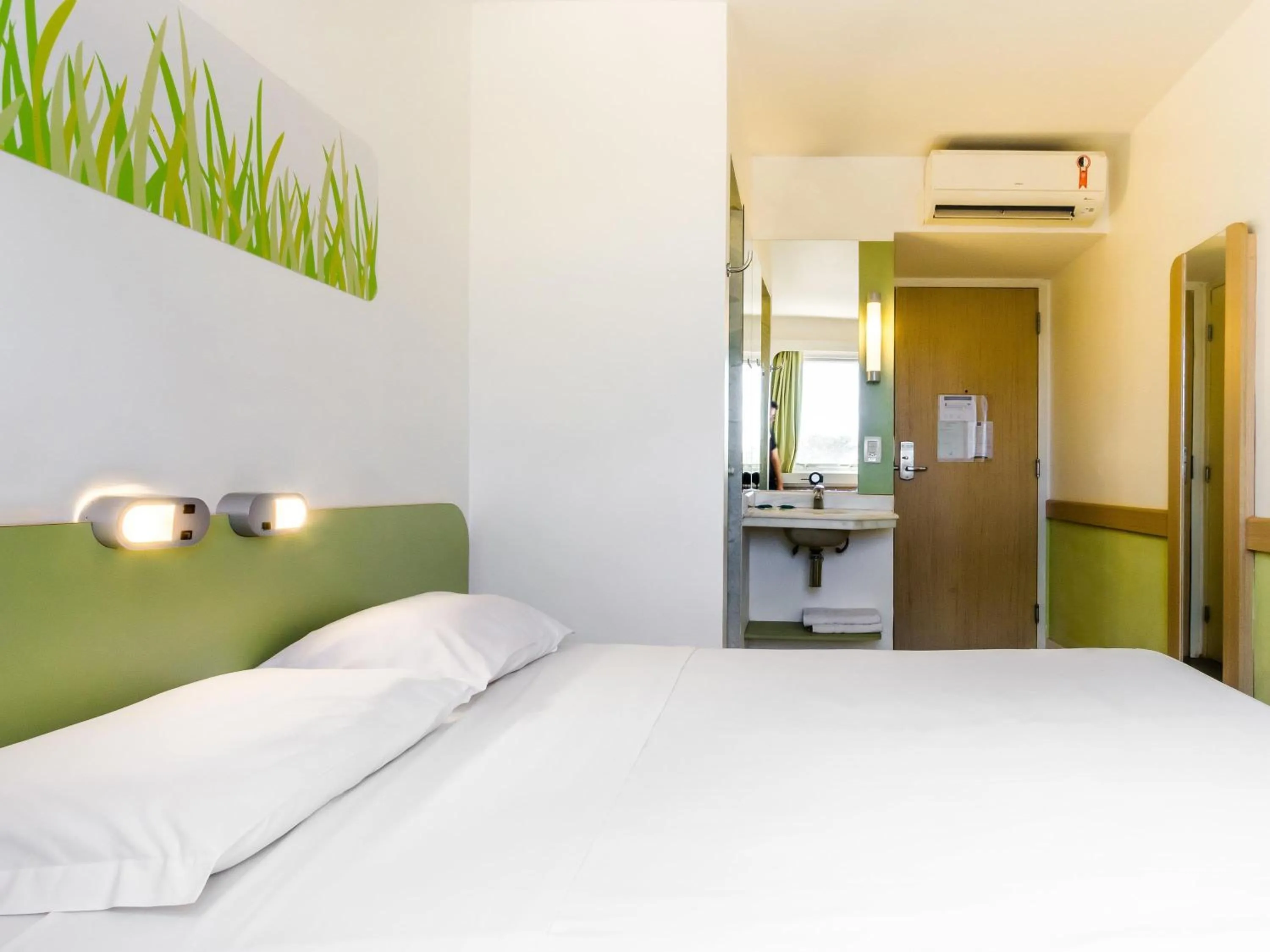 Bedroom, Bed in ibis budget Sertaozinho