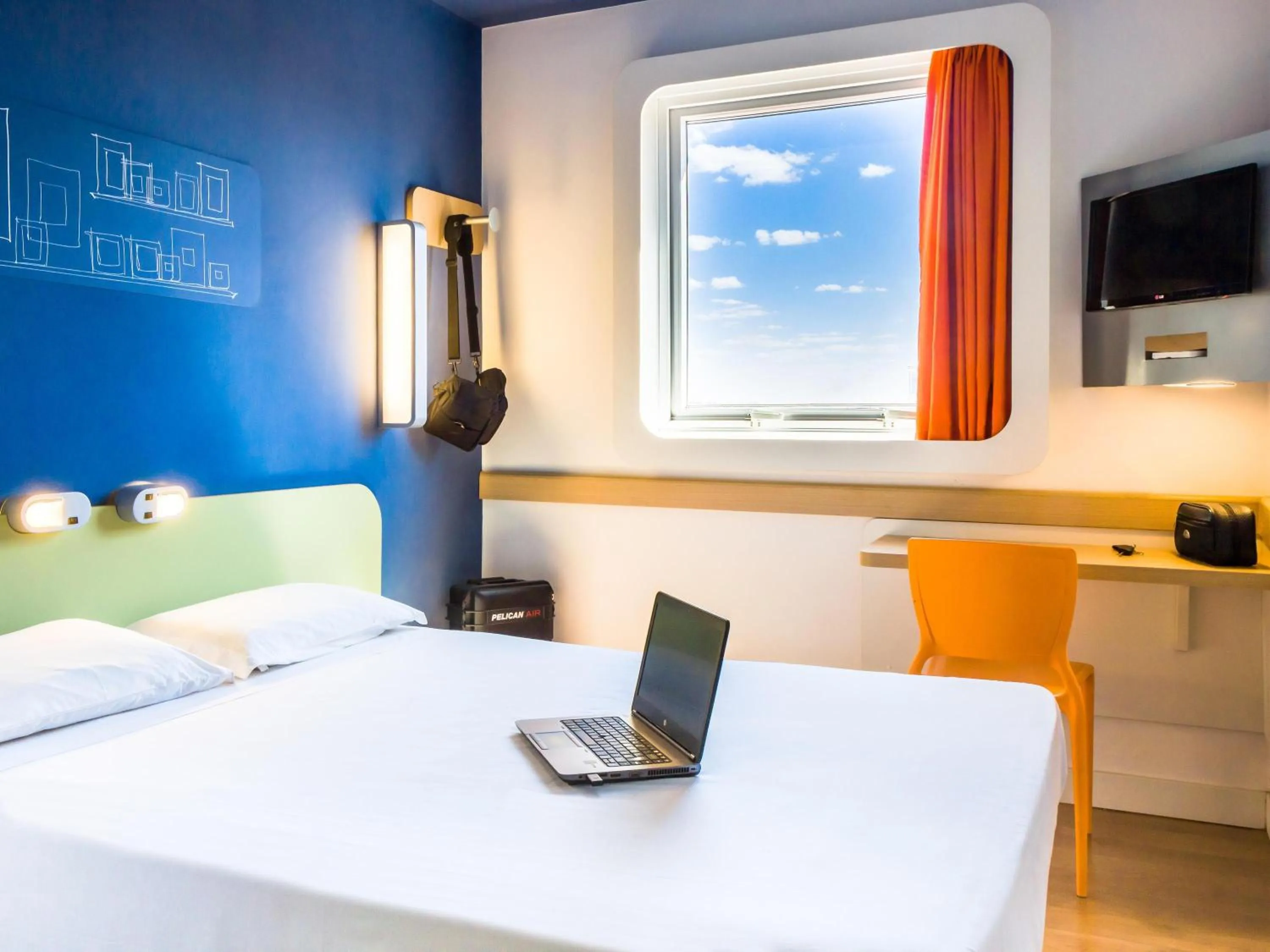 Property building, Bed in ibis budget Sertaozinho