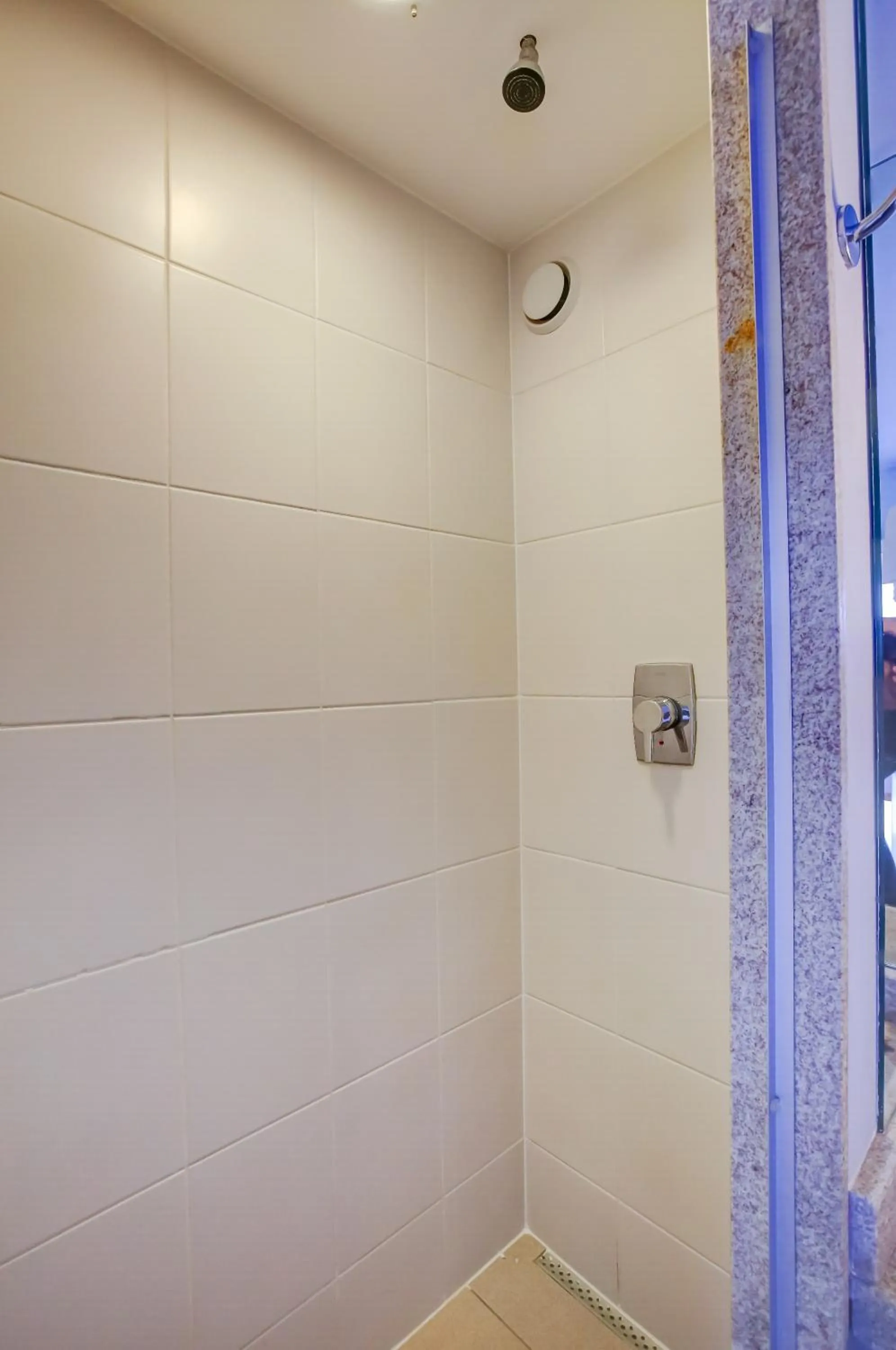 Shower in ibis budget Rio de Janeiro Nova America