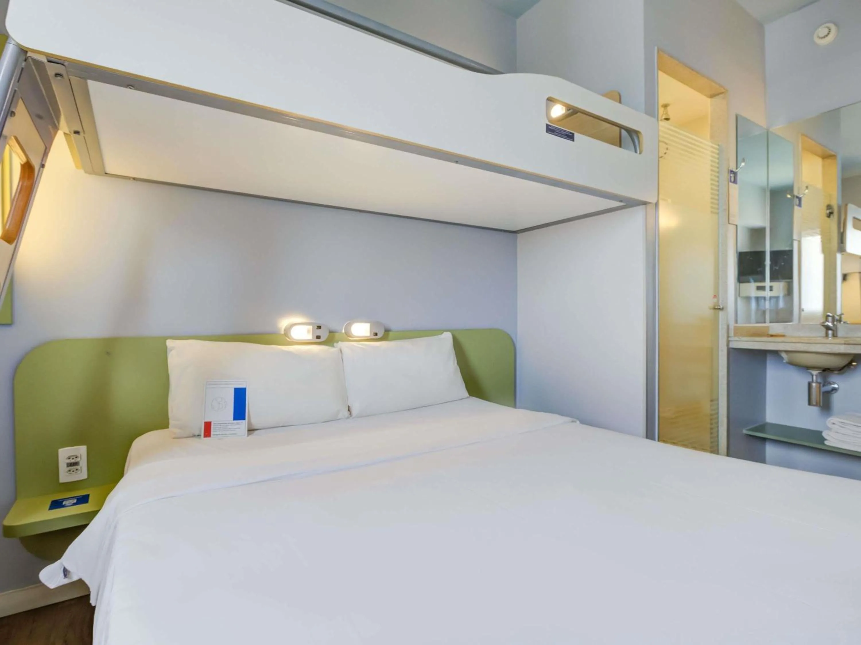 Bedroom, Bed in ibis budget Rio de Janeiro Nova America