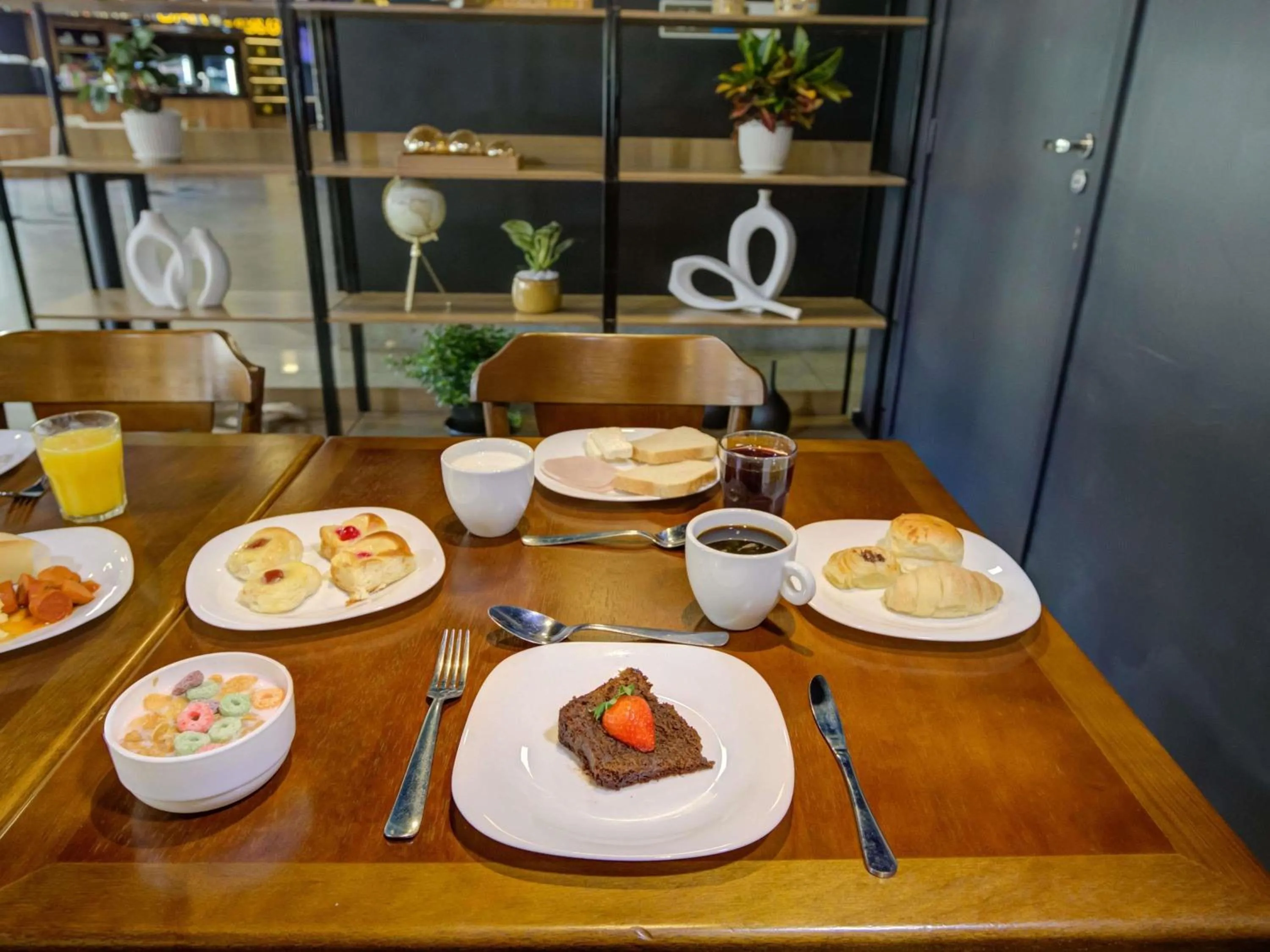 Restaurant/places to eat in ibis budget Rio de Janeiro Nova America