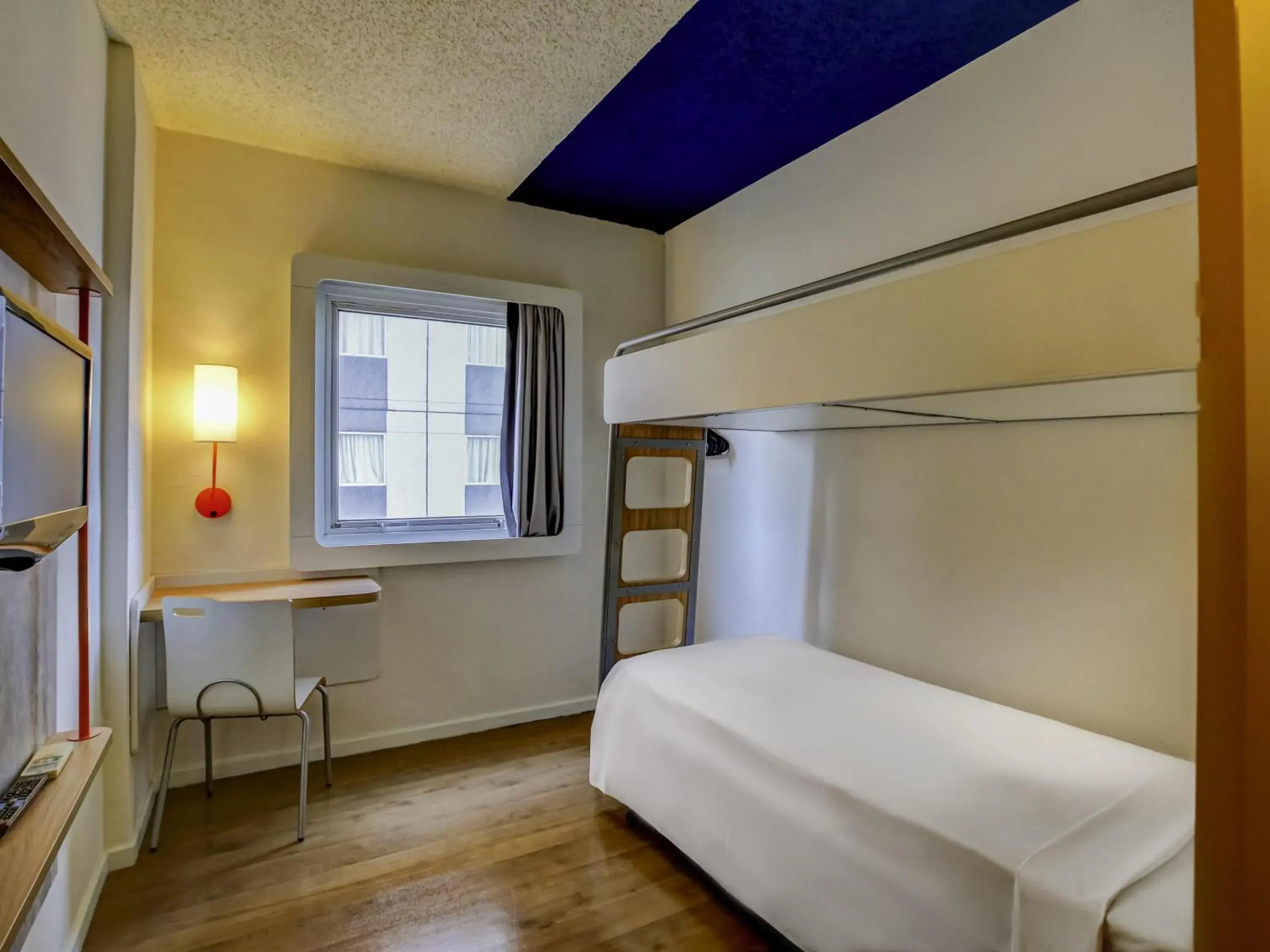 Property building, Bed in ibis budget Tambore Property building, Bed in ibis budget Tambore