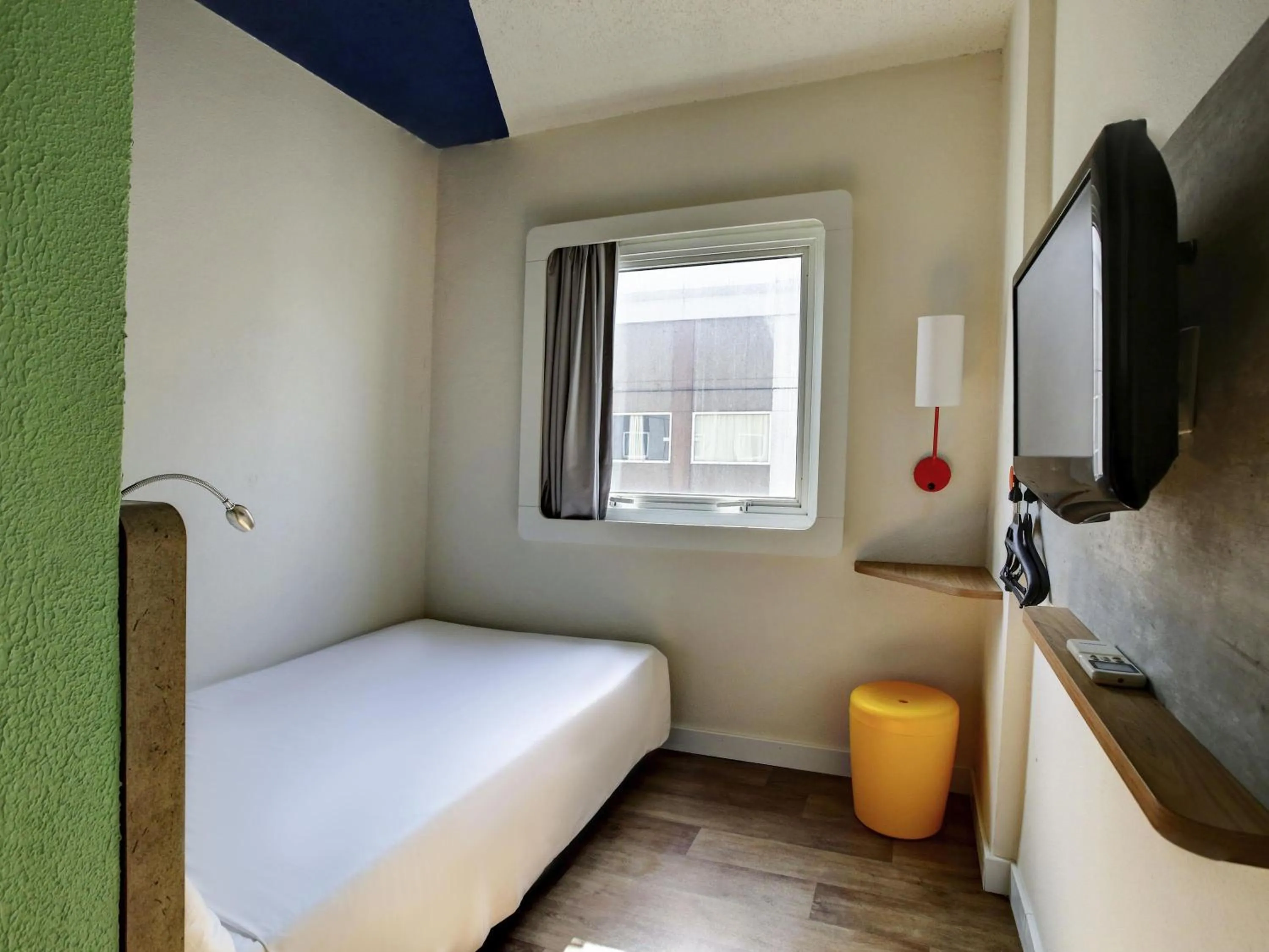 Bedroom, Bed in ibis budget Tambore