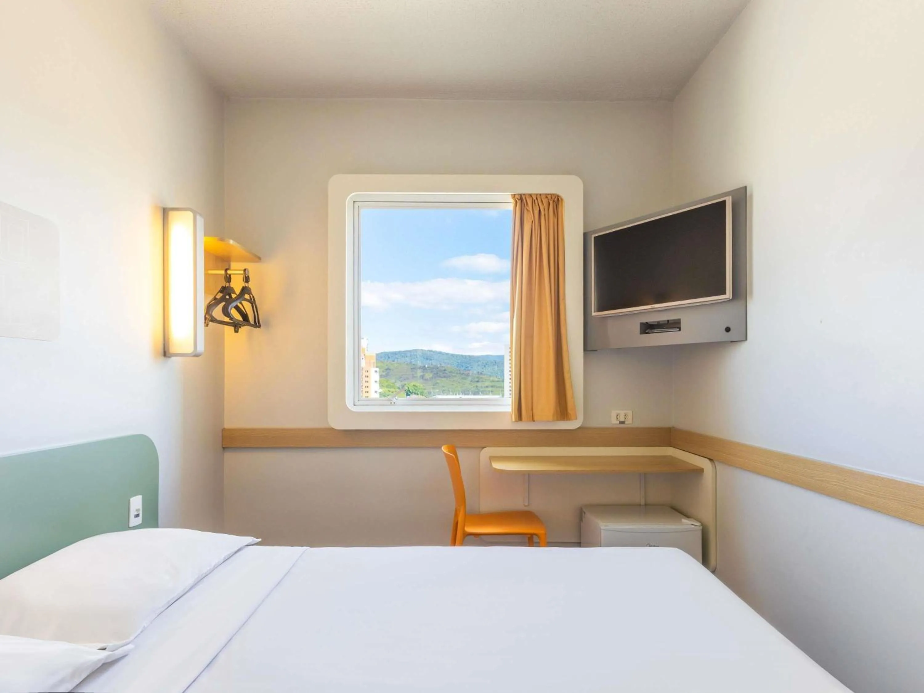 Bedroom, Bed in ibis budget Jundiai Shopping