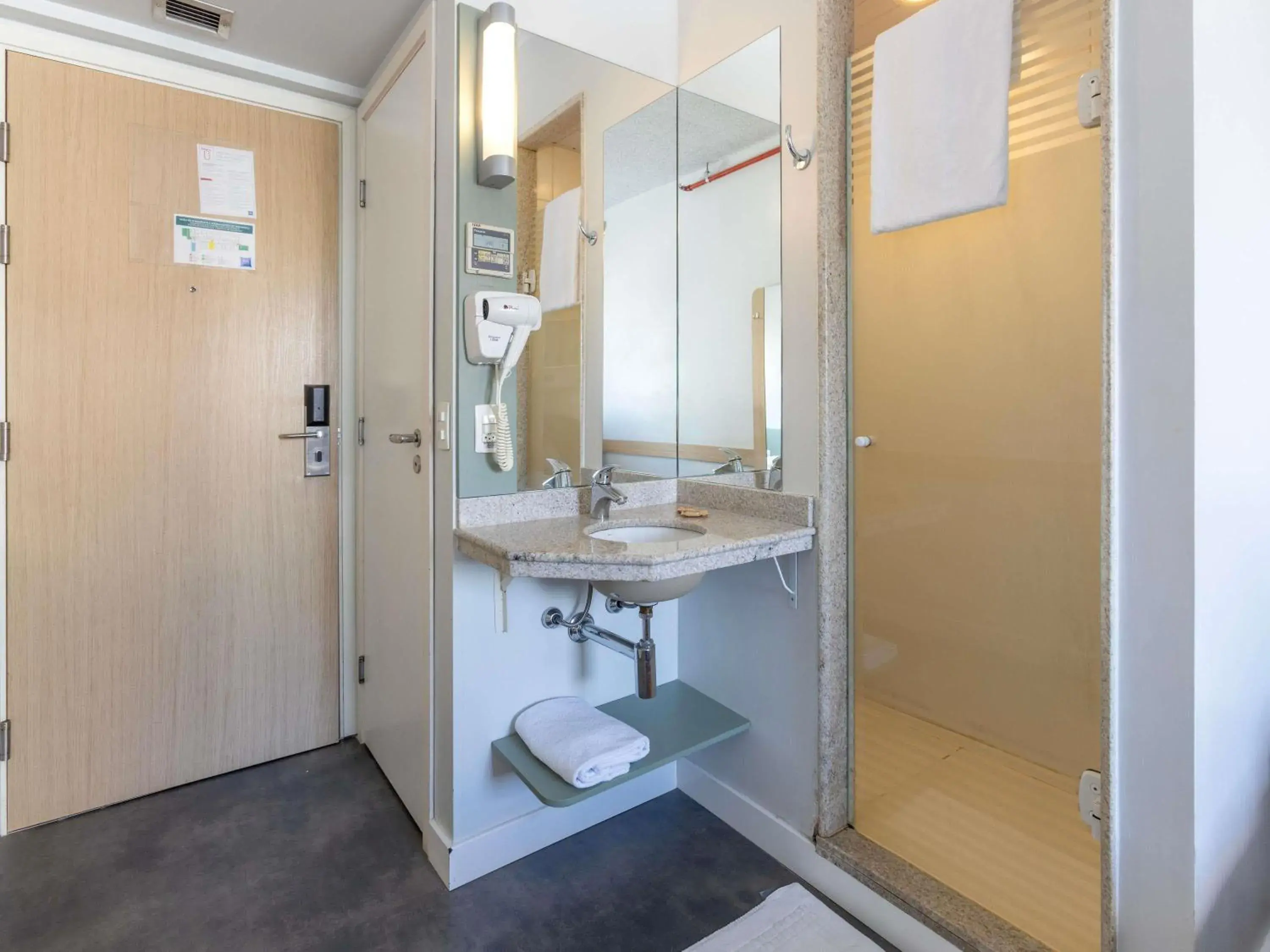 Bathroom in ibis budget Jundiai Shopping Bathroom in ibis budget Jundiai Shopping