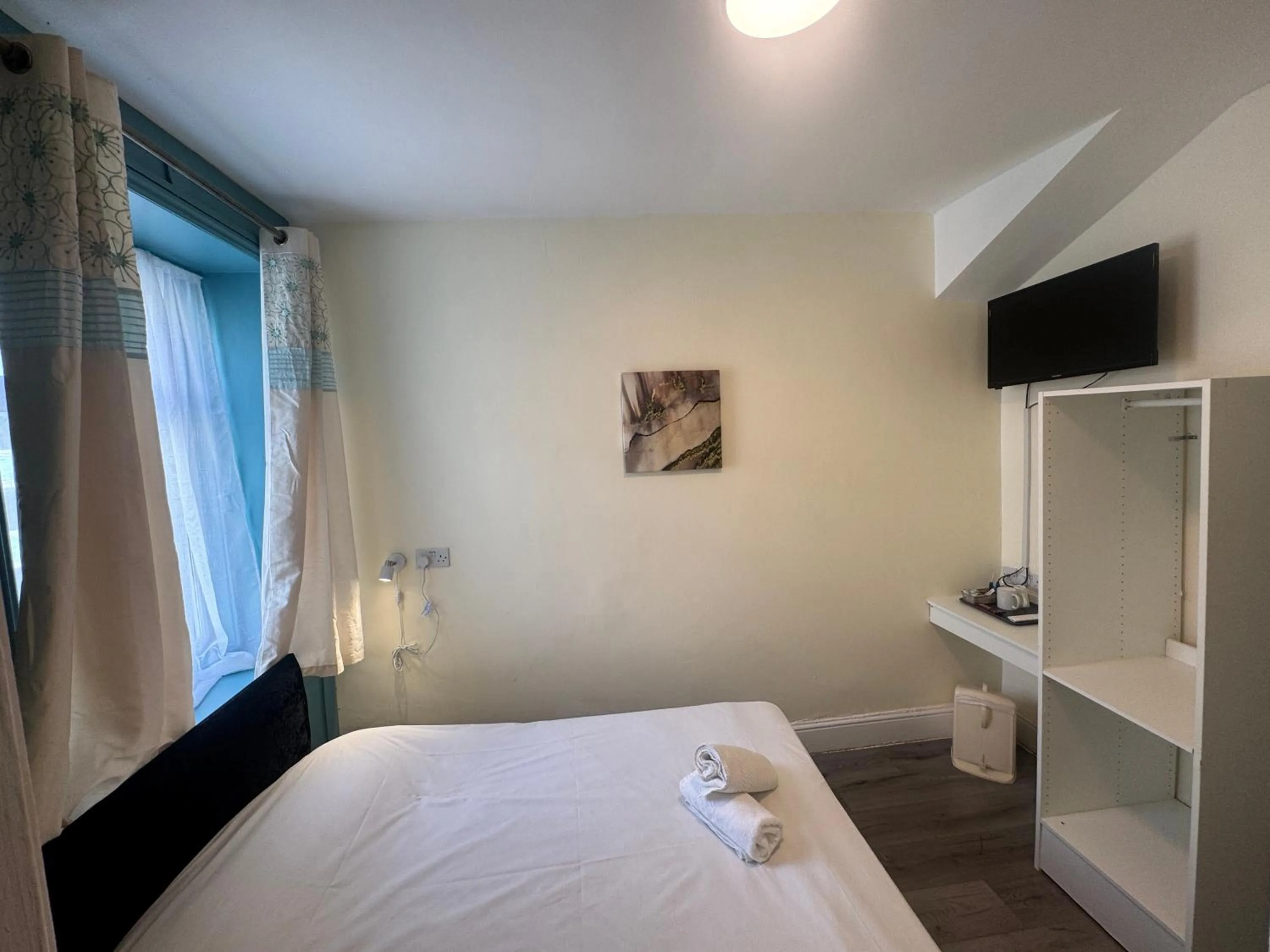 Photo of the whole room, Bed in Calypso hotel Blackpool