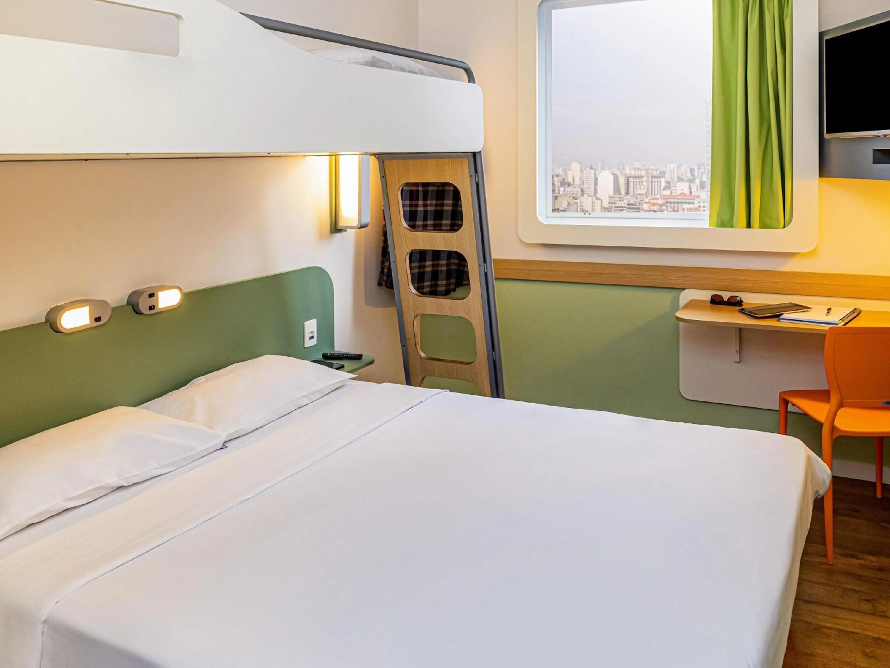 Bedroom, Bed in ibis budget SP Frei Caneca