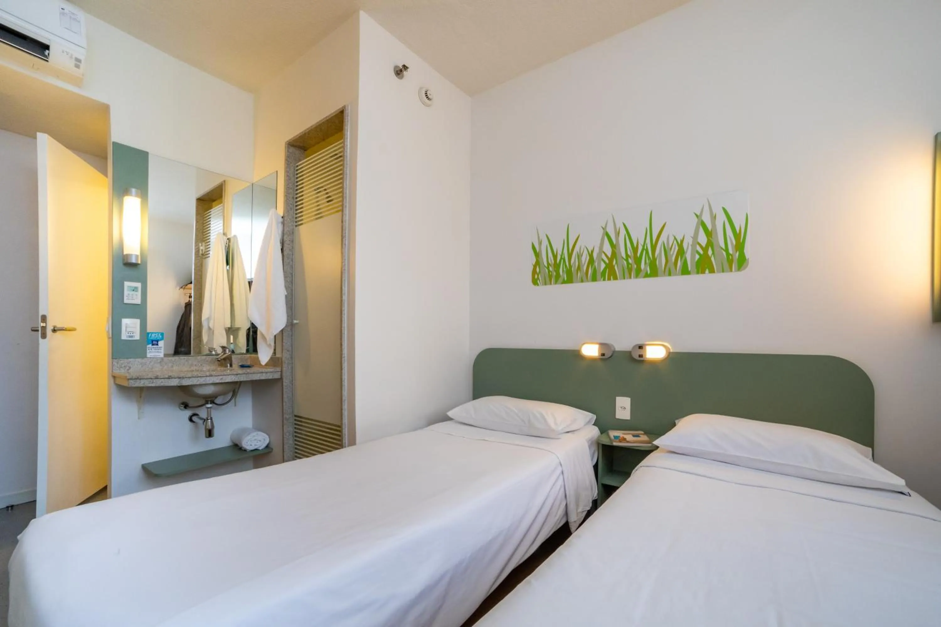 Bedroom, Bed in ibis budget SP Frei Caneca