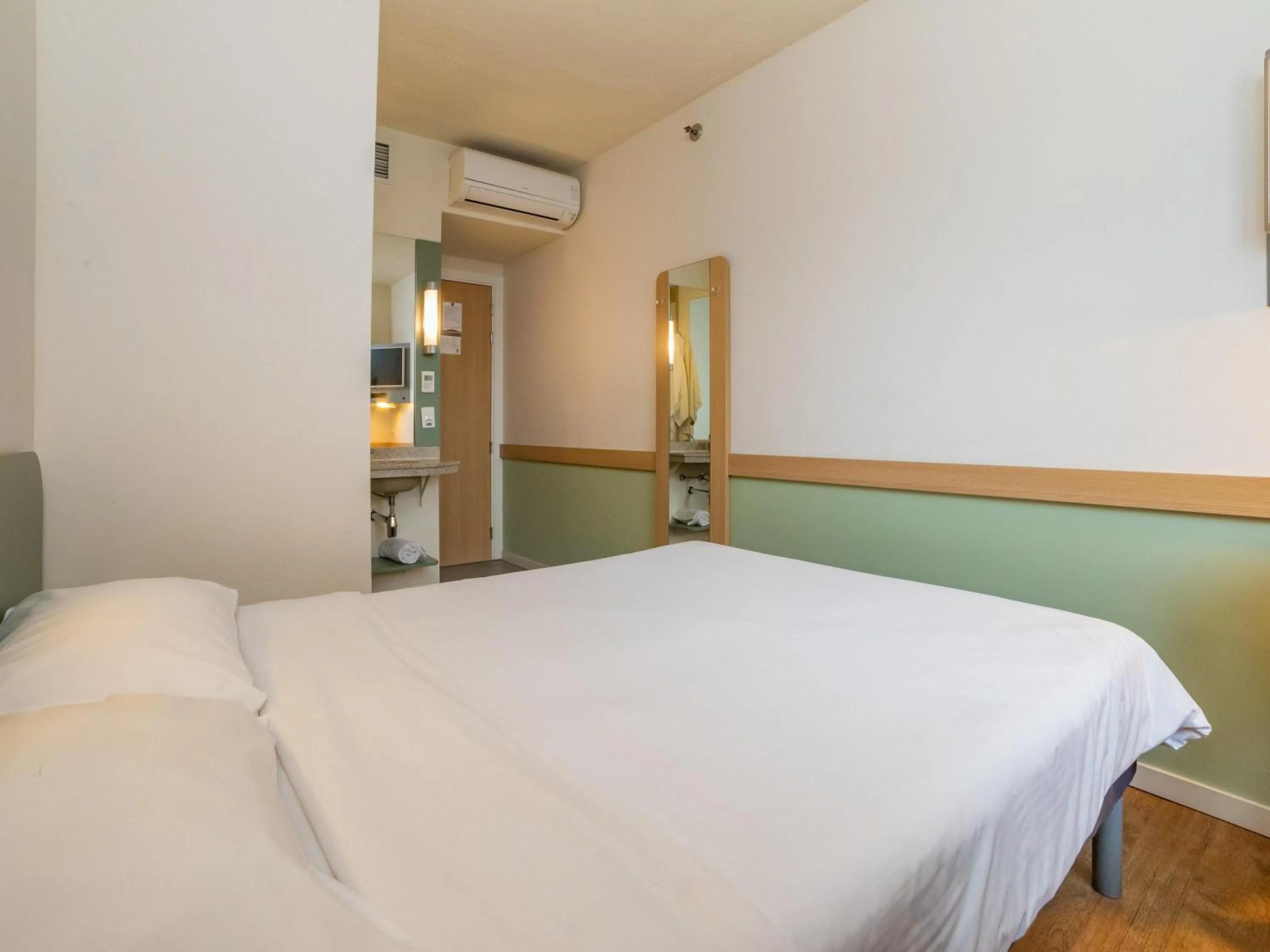 Bedroom, Bed in ibis budget SP Frei Caneca