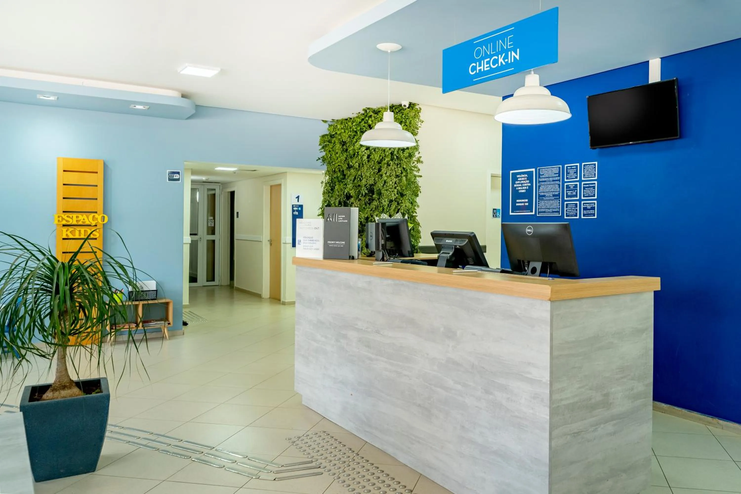 Lobby or reception in ibis budget Piracicaba