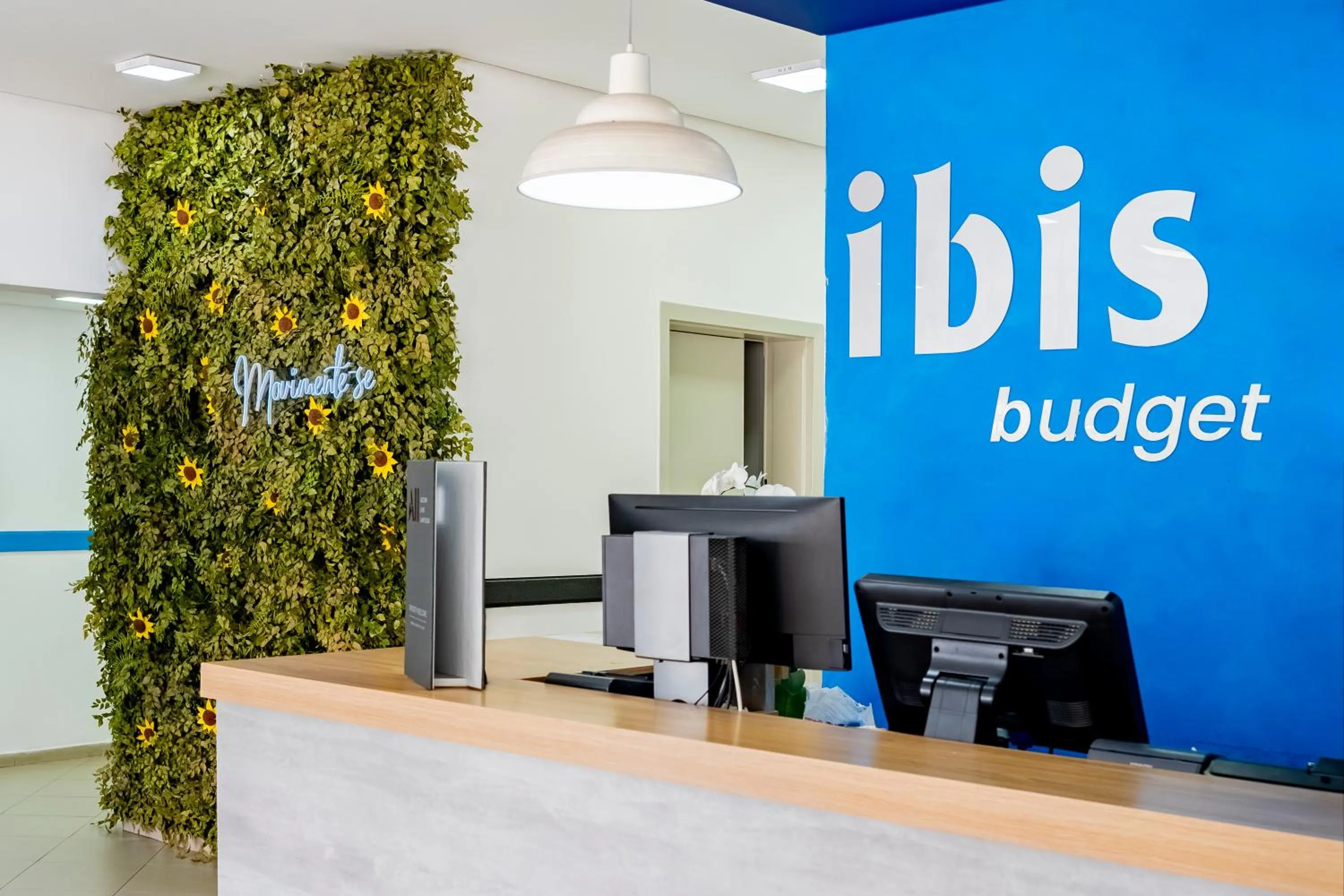 Lobby or reception in ibis budget Piracicaba