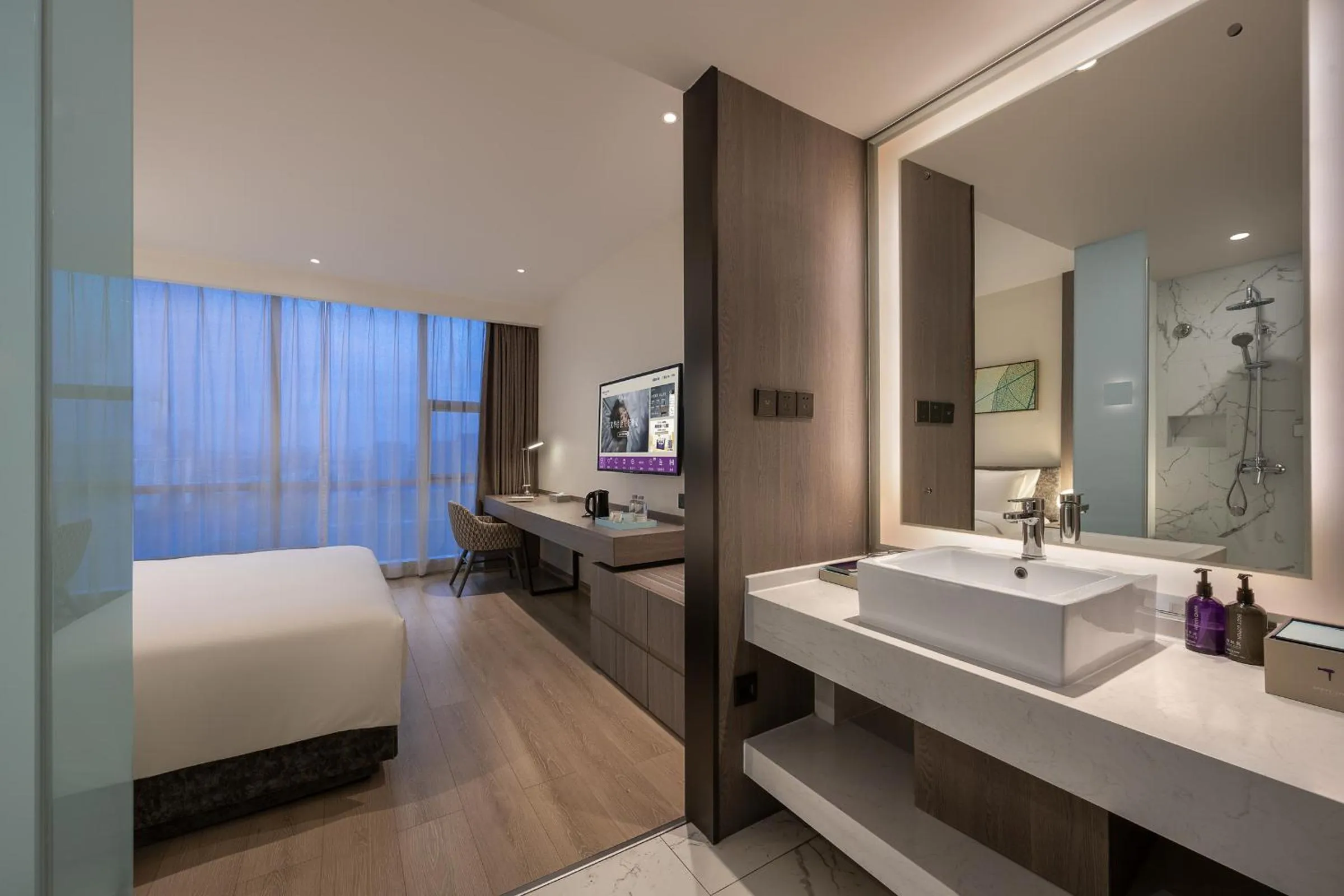Photo of the whole room, Bed in Mercure Shanghai Hongqiao South
