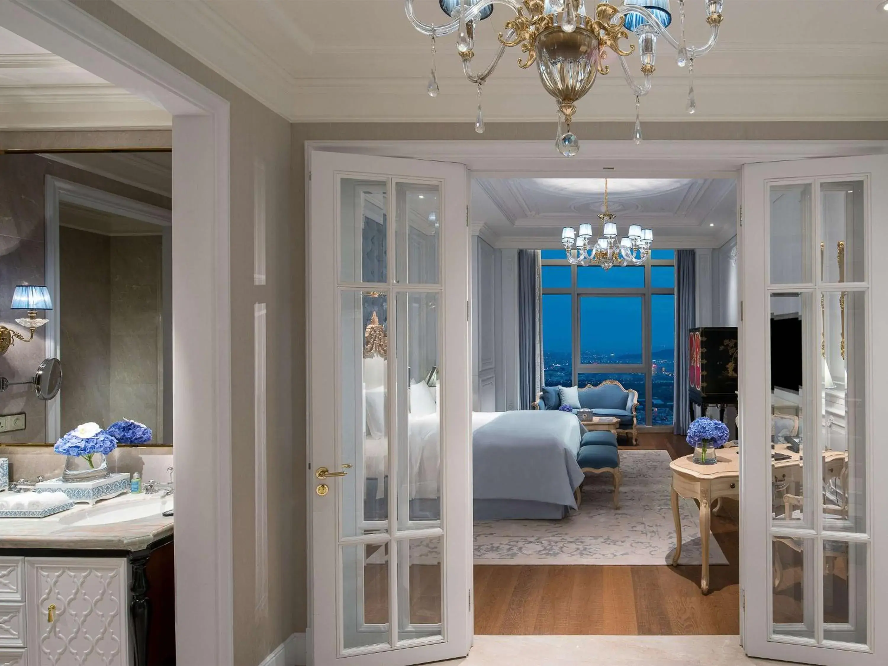 Photo of the whole room, Bed in Sofitel Foshan Shunde - Furniture Center Photo of the whole room, Bed in Sofitel Foshan Shunde - Furniture Center