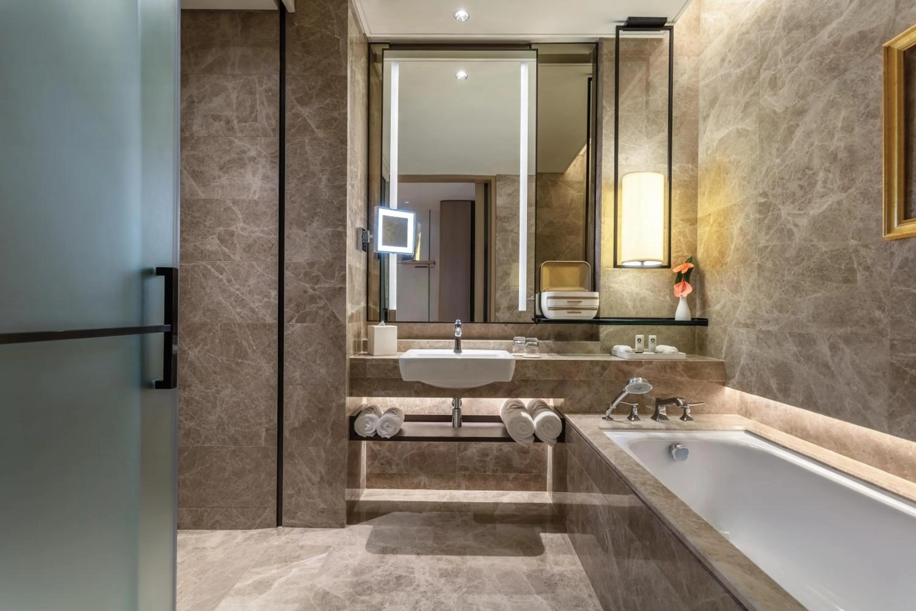 Shower in Sofitel Singapore City Centre