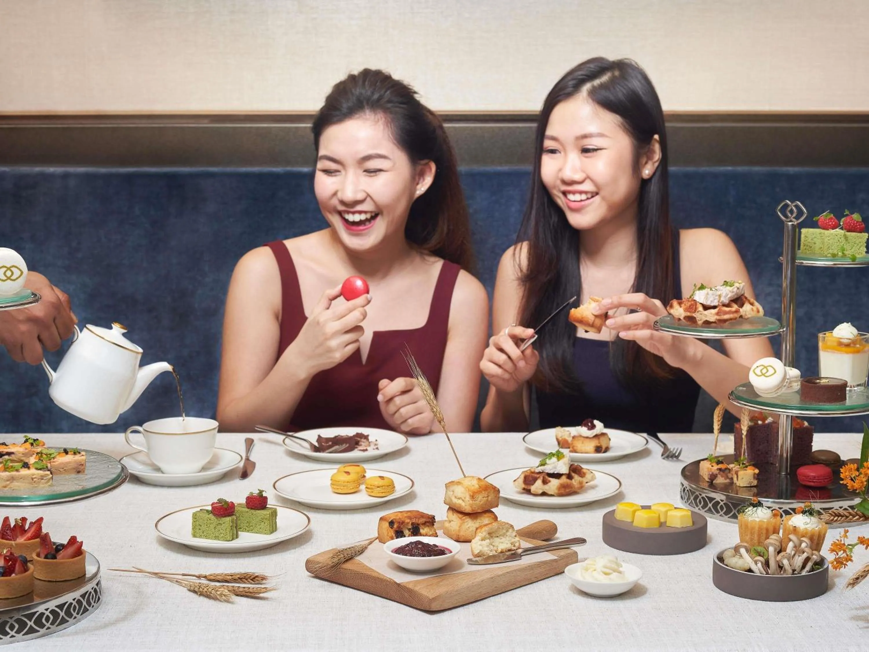 Lounge or bar in Sofitel Singapore City Centre