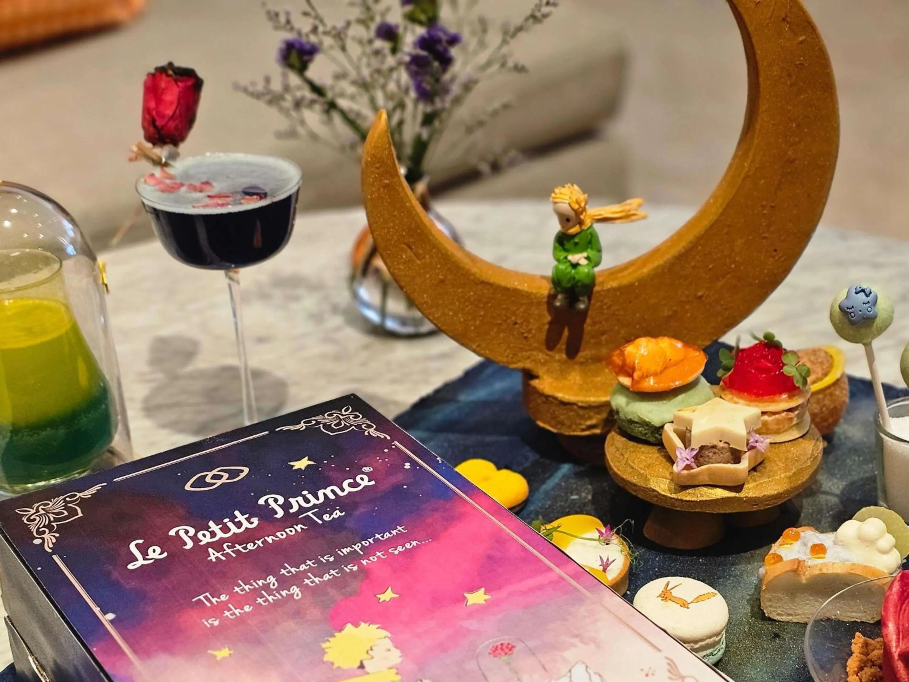 Lounge or bar in Sofitel Singapore City Centre