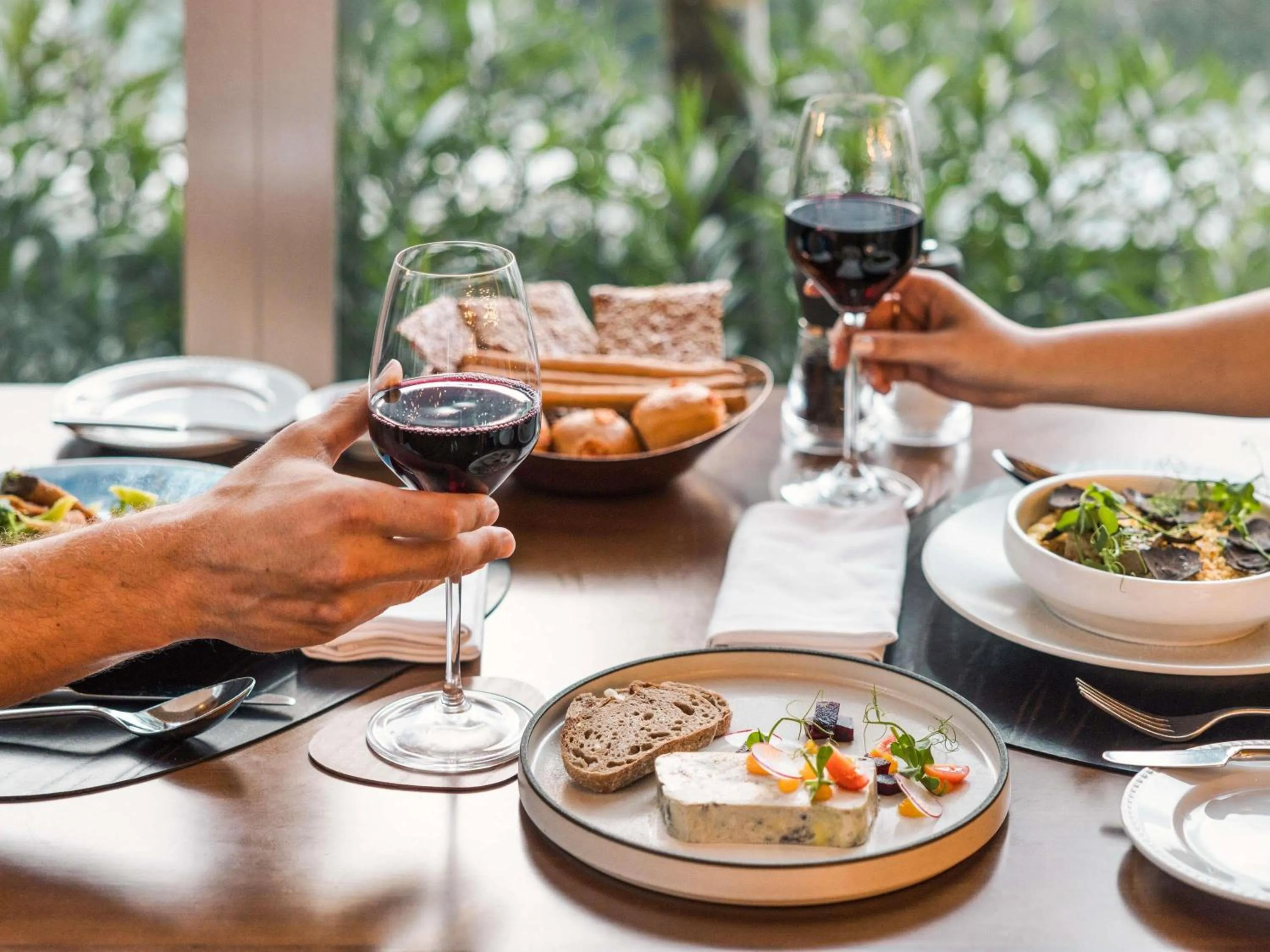 Restaurant/places to eat in Sofitel Singapore City Centre